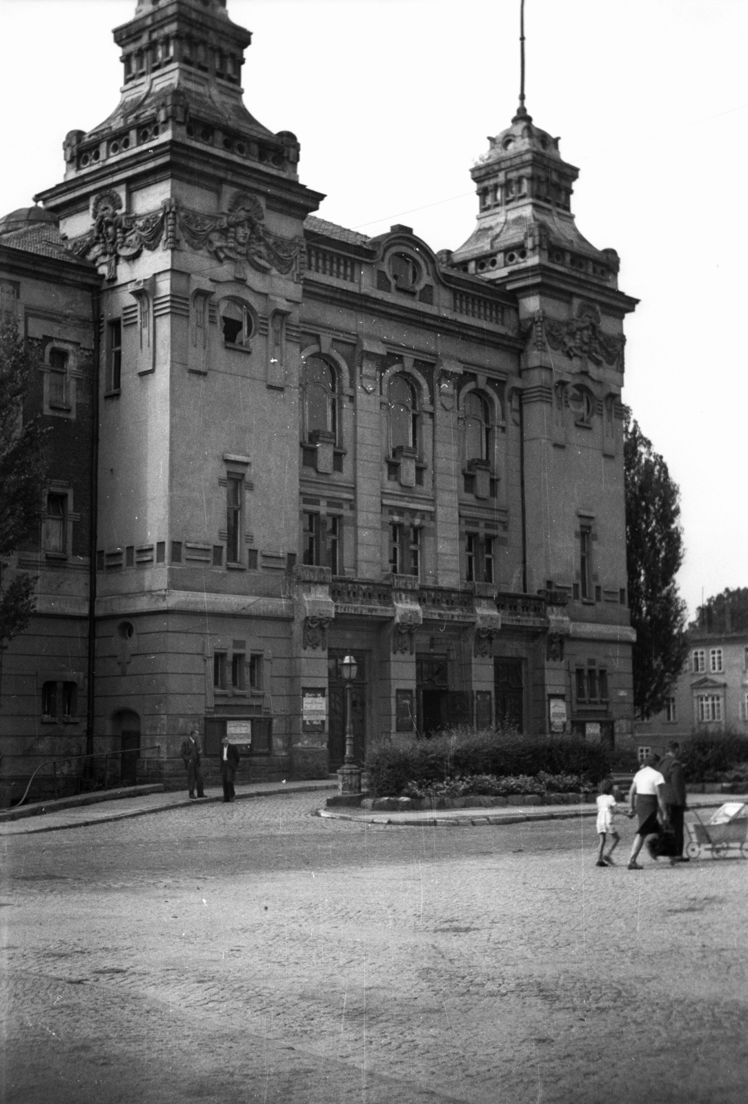 Poland, Jelenia Góra, aleja Wojska Polskiego, Cyprian Kamil Norwid Színház., 1947, Bogdan Celichowski, street view, Fortepan #119520