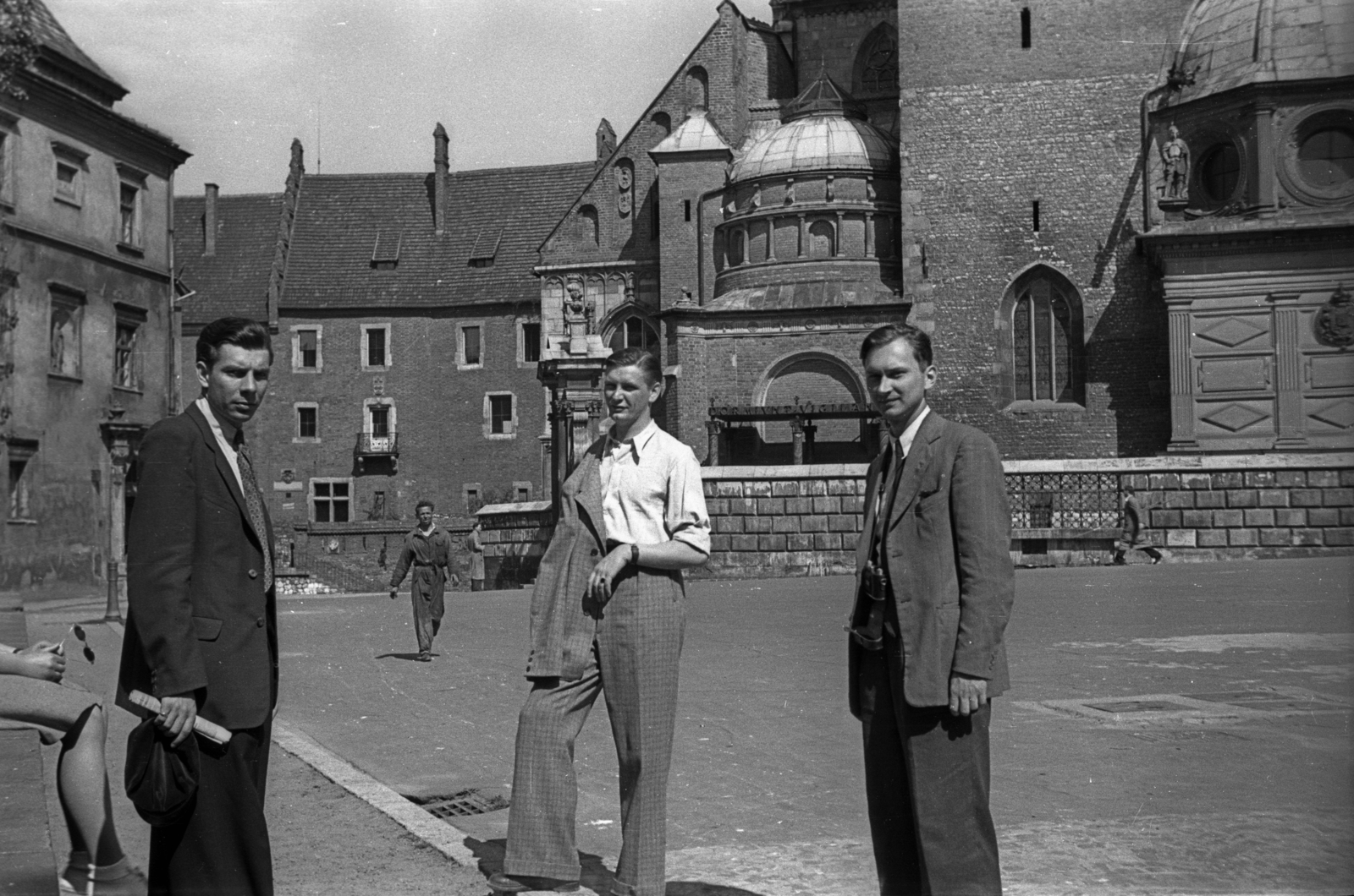 Poland, Kraków, Királyi Palota (Wawel), tér a székesegyház mellett., 1947, Bogdan Celichowski, church, gentleman, Fortepan #119522