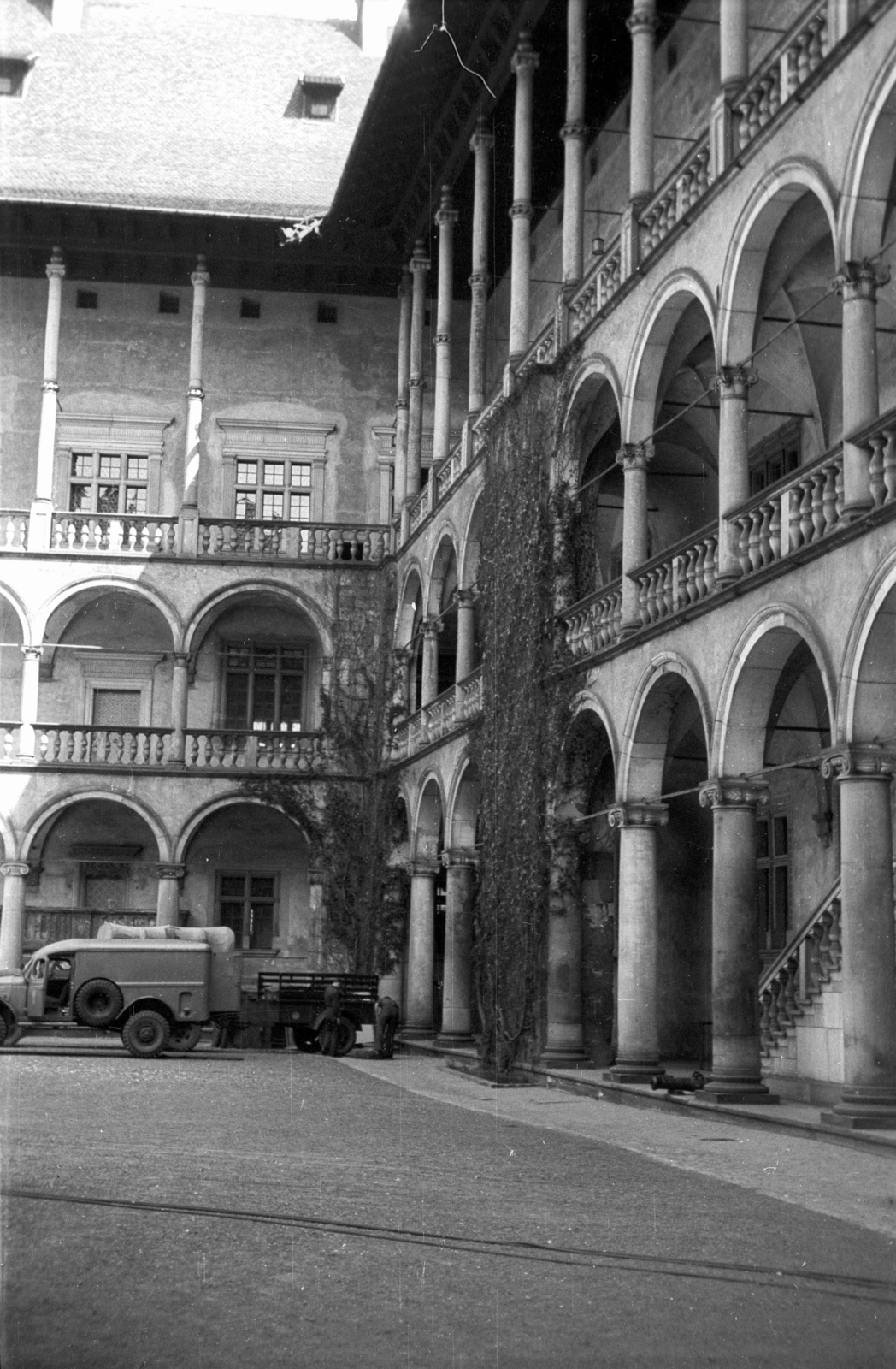 Poland, Kraków, a Királyi Palota (Wawel) reneszánsz udvara., 1947, Bogdan Celichowski, Fortepan #119523