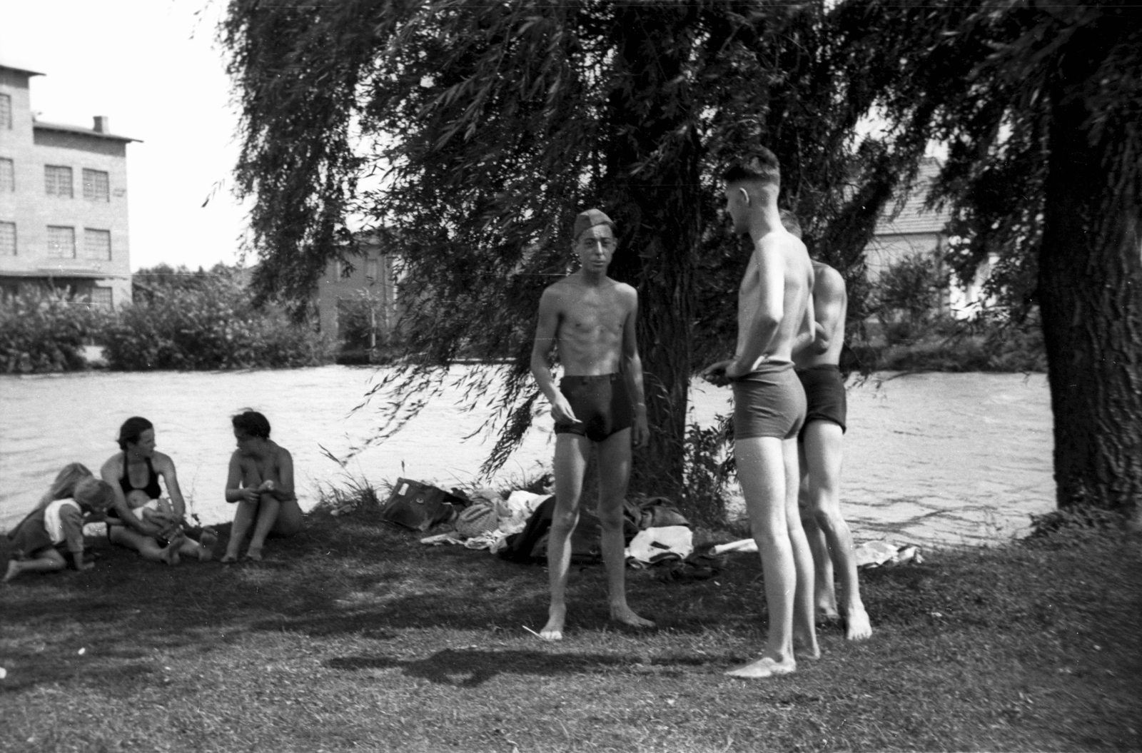 Poland, Kamion, balra a Rawka folyó duzzasztógátjának épülete., 1943, Bogdan Celichowski, Fortepan #119548