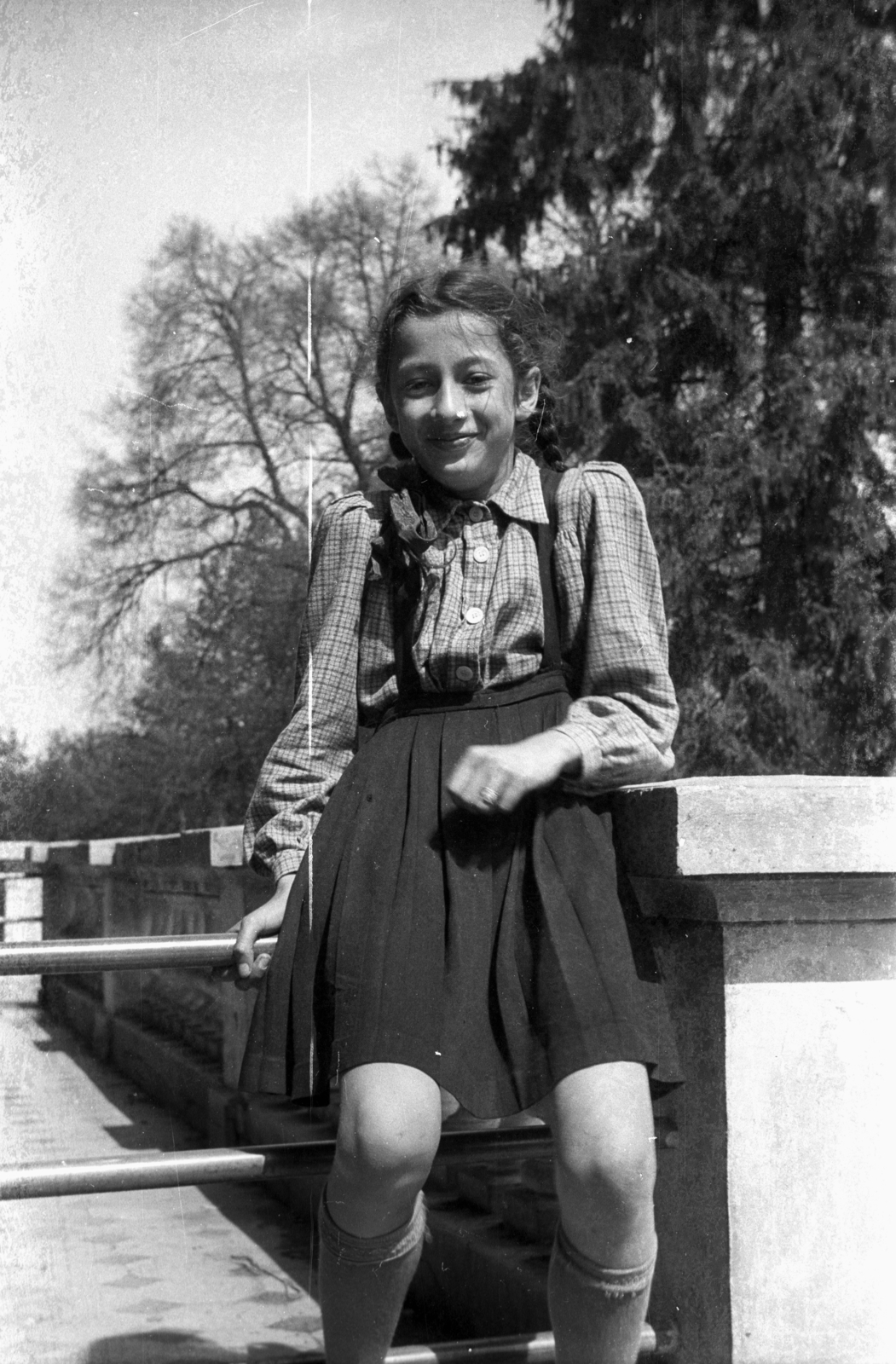 Poland, 1943, Bogdan Celichowski, sitting on a handrail, girl, Fortepan #119565