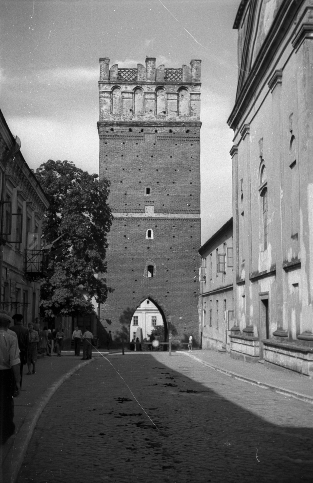 Poland, Sandomierz, Opatówi-kapu (Brama Opatowska)., 1947, Bogdan Celichowski, street view, gothic, renaissance, City gate, pointed arch, Fortepan #119600