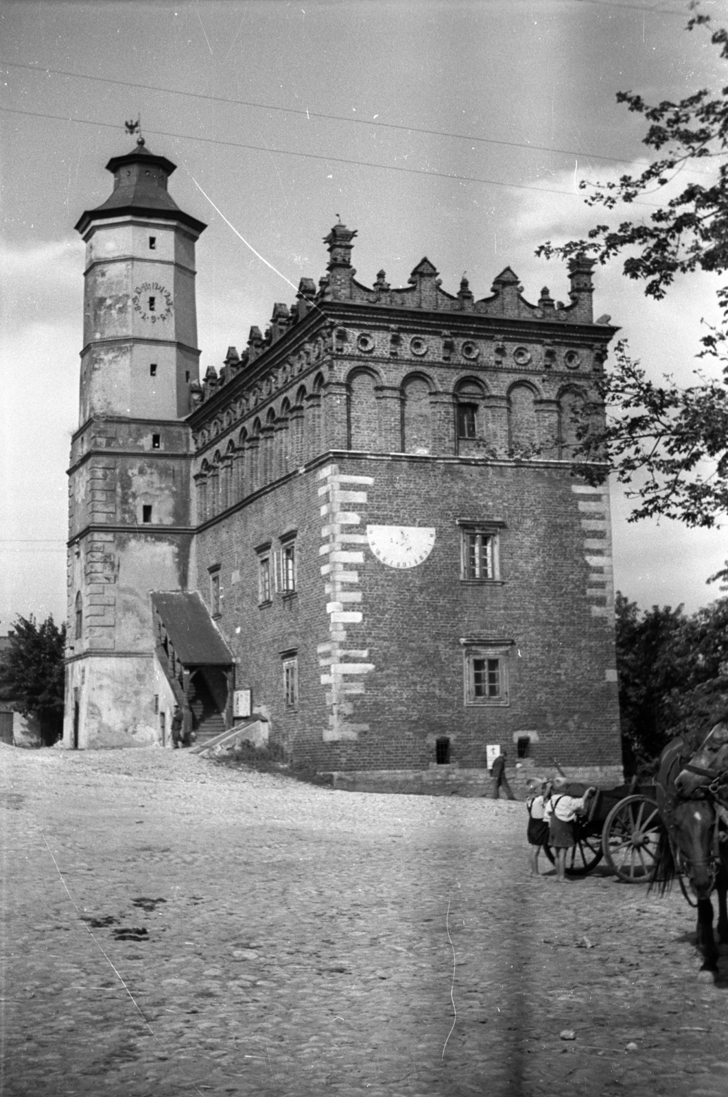 Poland, Sandomierz, Városháza., 1947, Bogdan Celichowski, tower, public building, gothic, renaissance, sun clock, Fortepan #119602