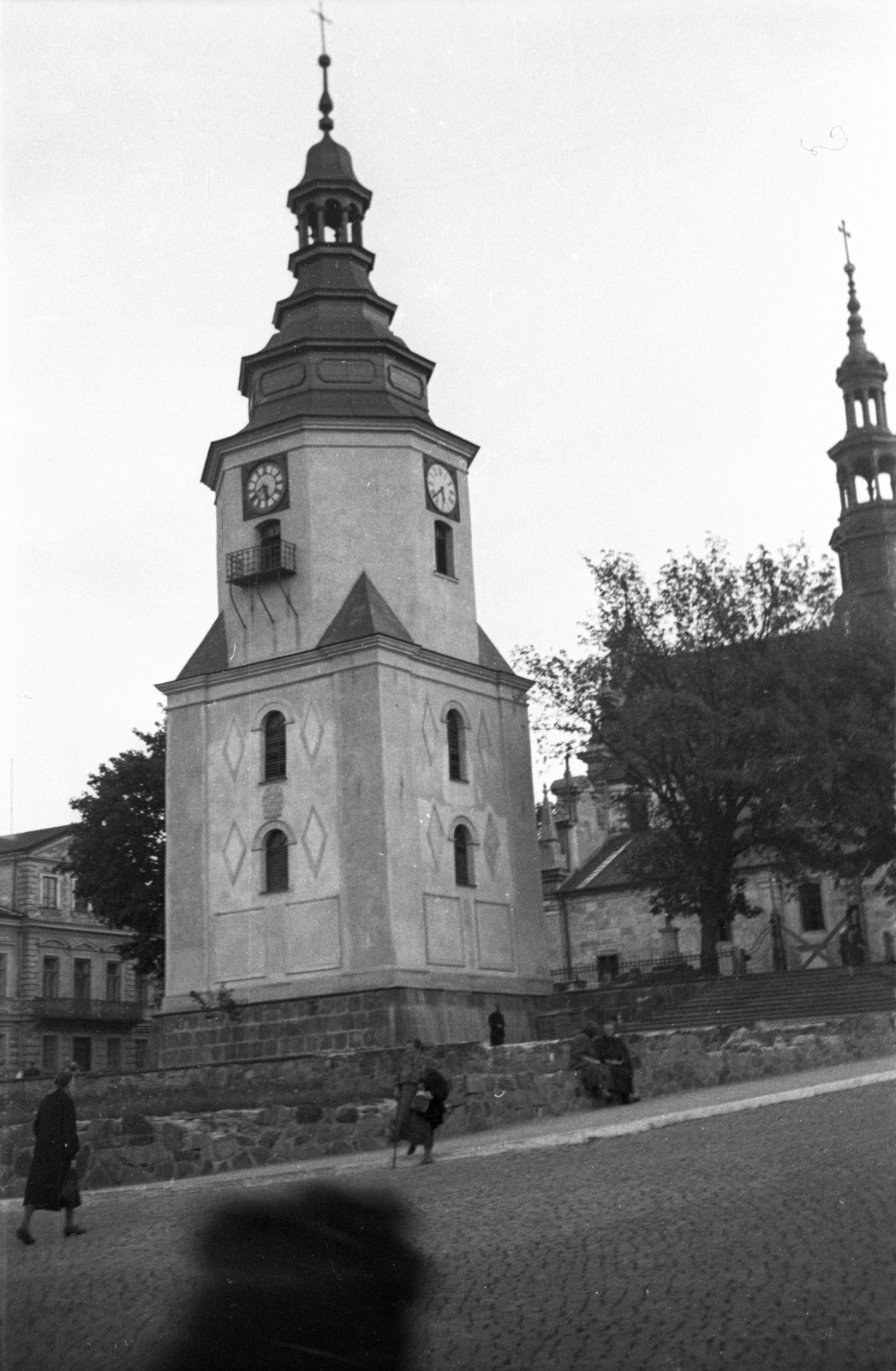 Lengyelország, Kielce, plac Najświętszej Maryi Panny, szemben a Szűz Mária Mennybemenetele-székesegyház harangtornya., 1947, Bogdan Celichowski, templom, Fortepan #119620