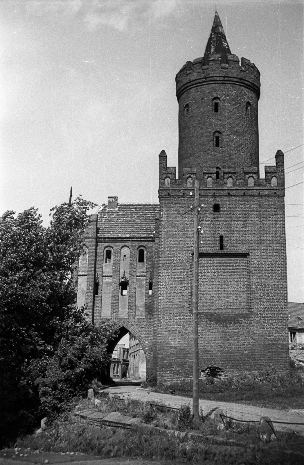 Poland, Kamień Pomorski, a Wolińska Kapu (Brama Wolińska) az ulica Basztowa felől nézve., 1947, Bogdan Celichowski, monument, Fortepan #119621