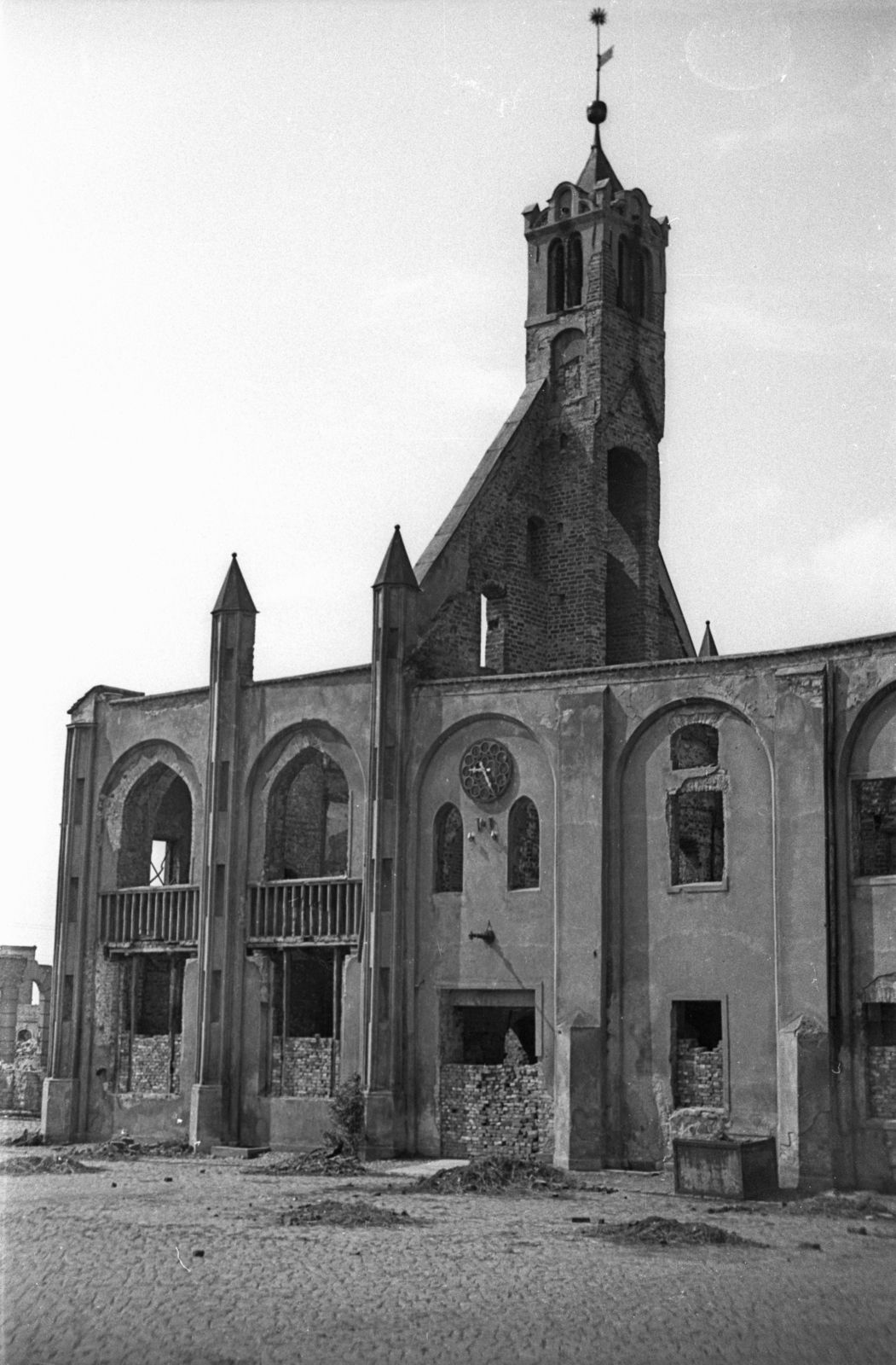 Poland, Kamień Pomorski, plac Stary Rynek, a romos Városháza., 1947, Bogdan Celichowski, monument, public building, Fortepan #119624