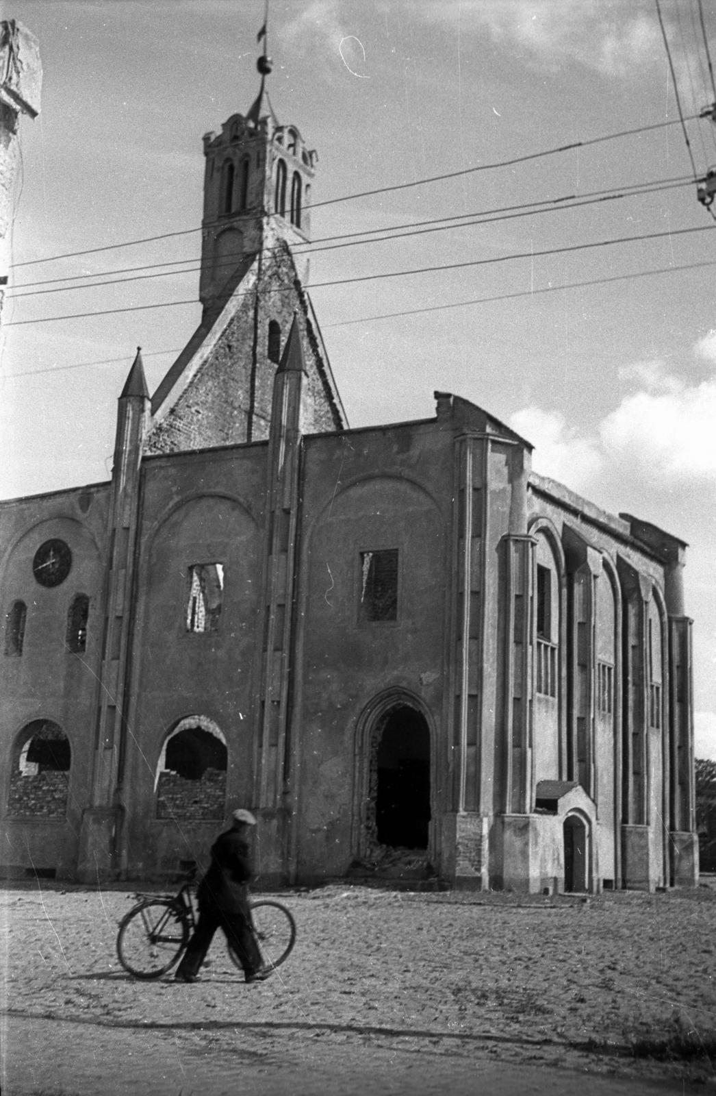 Poland, Kamień Pomorski, plac Stary Rynek, a romos Városháza., 1947, Bogdan Celichowski, monument, damaged building, war damage, Fortepan #119626