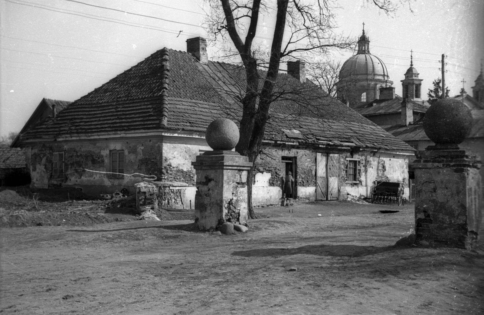 Lengyelország, Varsó, ulica Stanisława Kostki Potockiego, háttérben a Szent Anna-templom (Kościół św. Anny)., 1955, Bogdan Celichowski, templom, Fortepan #119633