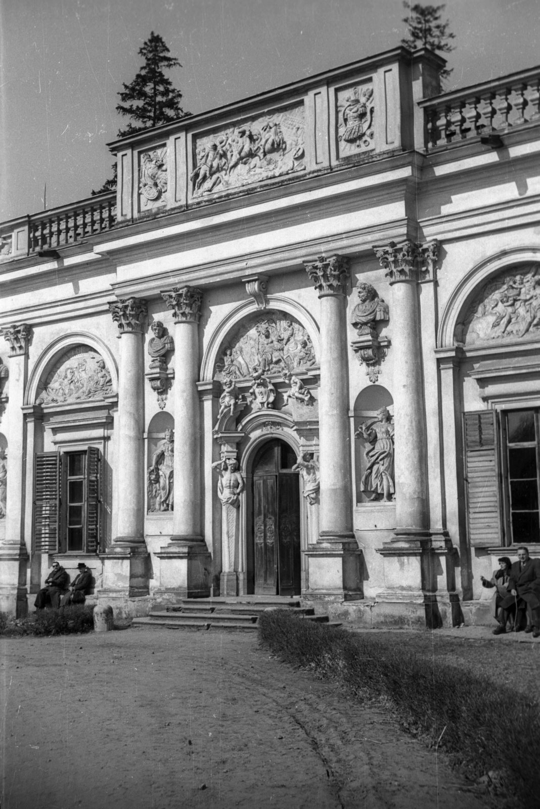 Poland, Warsaw, ulica Stanislawa Kostki Potockiego, Wilanów-palota., 1955, Bogdan Celichowski, architectural ornament, bust, statue, Fortepan #119639