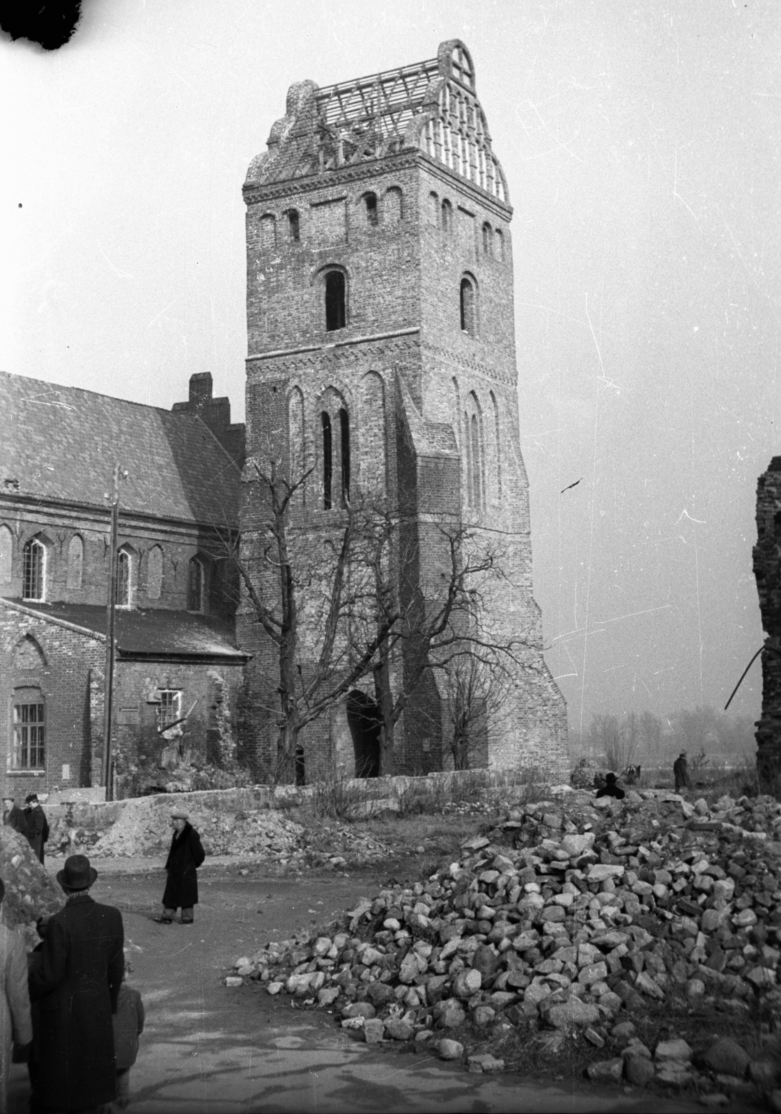 Poland, Warsaw, ulica Kościelna, Sarlós Boldogasszony-templom (Kościól Nawiedzenia Najświętszej Maryi Panny)., 1947, Bogdan Celichowski, monument, war damage, damaged building, Fortepan #119642