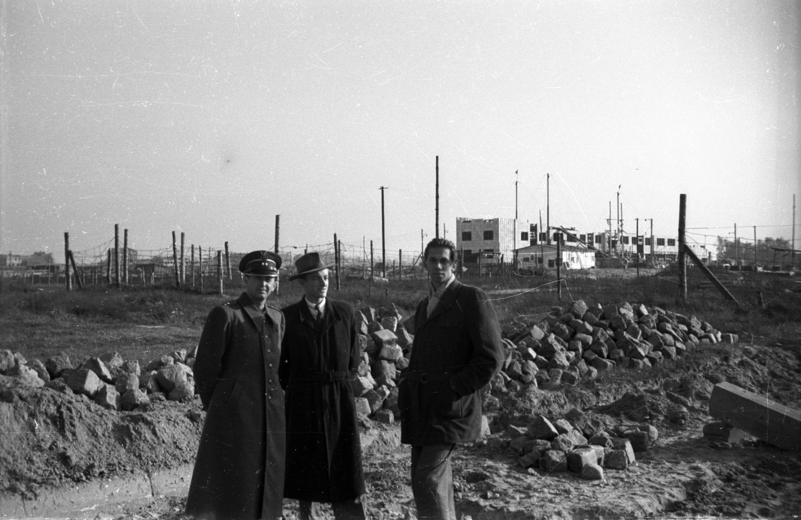 Poland, Warsaw, előtérben a mai ulica Magistracka környéke., 1950, Bogdan Celichowski, picture, men, coat, soldier, hands in pockets, hands behind the back, Fortepan #119648