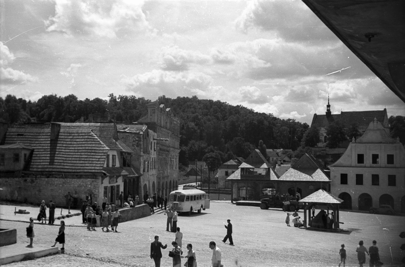 Poland, Kazimierz Dolny, Rynek, a város főtere. Jobbra a háttérben a Szűz Mária-kolostortemplom., 1950, Bogdan Celichowski, picture, square, bus, Fortepan #119658