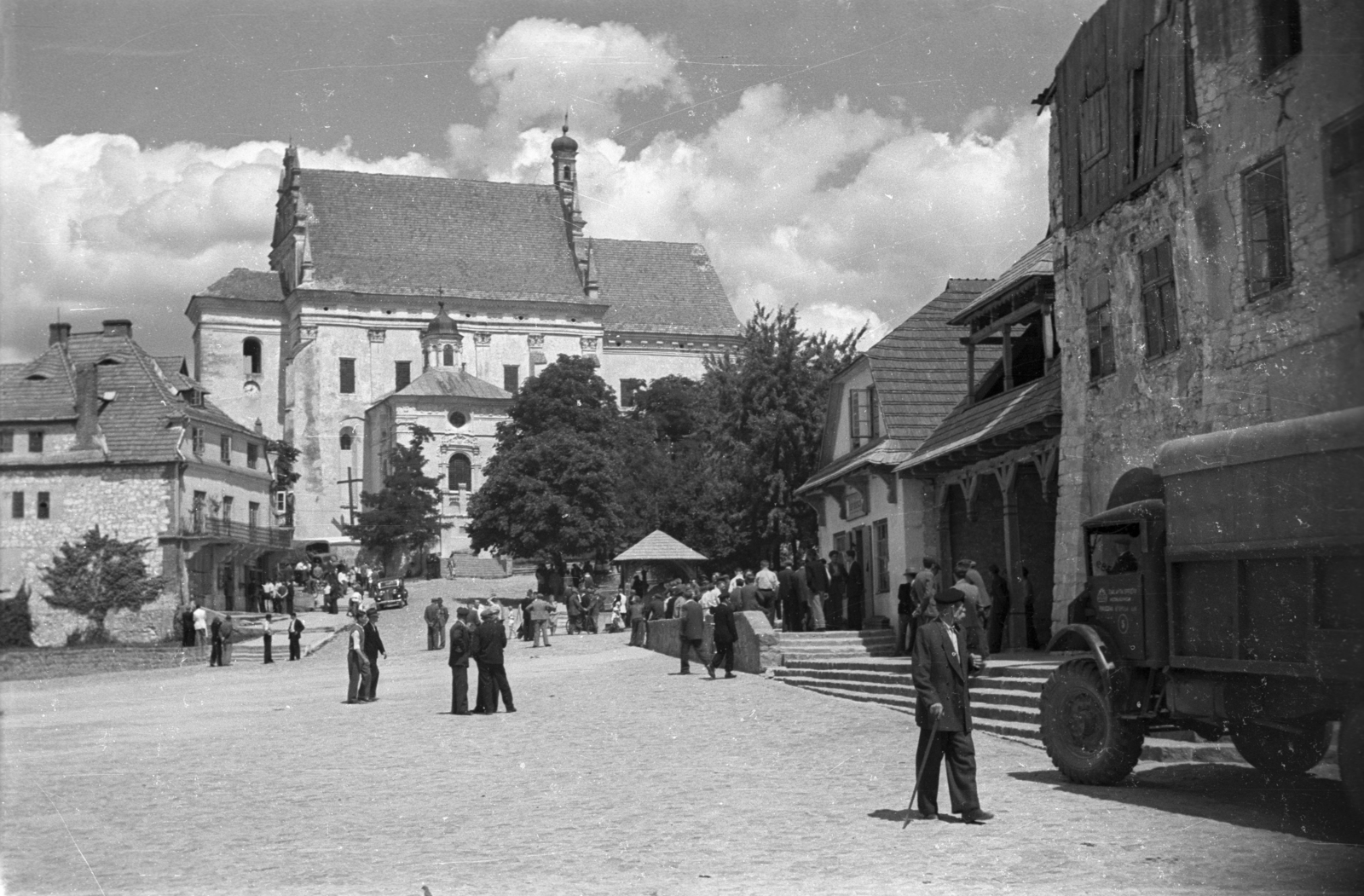 Lengyelország, Kazimierz Dolny, Rynek, a város főtere. Szemben a Keresztelő Szent János és Szent Bertalan-templom., 1950, Bogdan Celichowski, templom, Fortepan #119659