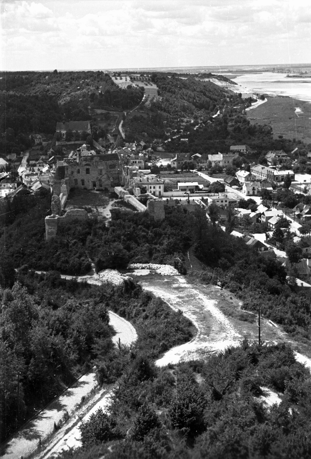 Poland, Kazimierz Dolny, a vár romjai az őrtoronyból nézve., 1950, Bogdan Celichowski, watch tower, Fortepan #119663