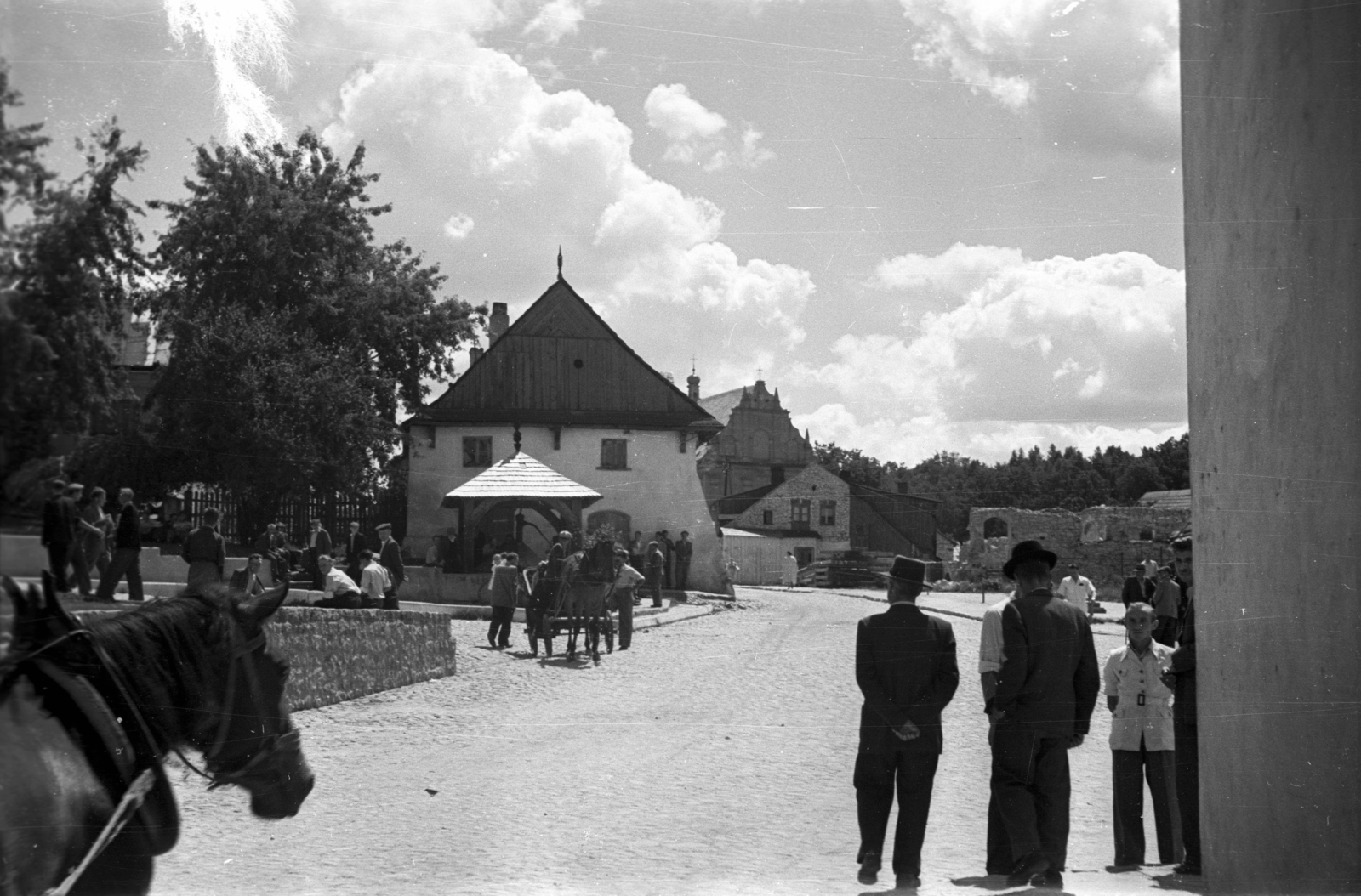 Lengyelország, Kazimierz Dolny, Rynek, a város főtere. Balra az ulica Zamkowa, szemben az ulica Lubelska. A háttérben kissé takarva a Szent Anna és Szentlélek-templom., 1950, Bogdan Celichowski, tér, Fortepan #119664