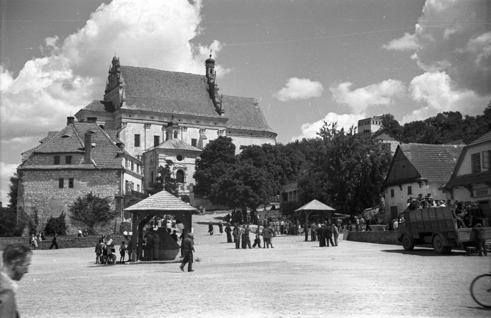 Poland, Kazimierz Dolny, Rynek, a város főtere. Szemben a Keresztelő Szent János és Szent Bertalan-templom., 1950, Bogdan Celichowski, church, pedestrian, square, Fortepan #119666
