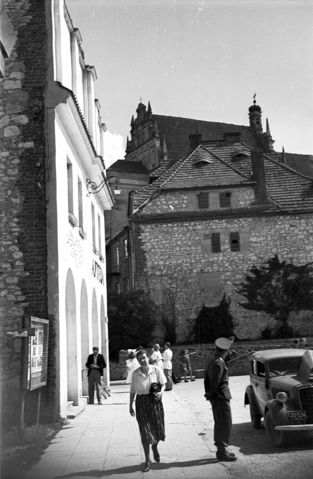Poland, Kazimierz Dolny, Rynek, a város főtere. Szemben fent a Keresztelő Szent János és Szent Bertalan-templom., 1950, Bogdan Celichowski, church, Fortepan #119669