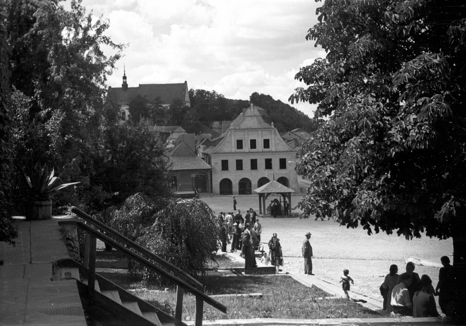Poland, Kazimierz Dolny, Rynek, a város főtere. Balra fent a Szűz Mária-kolostortemplom., 1950, Bogdan Celichowski, church, Fortepan #119670