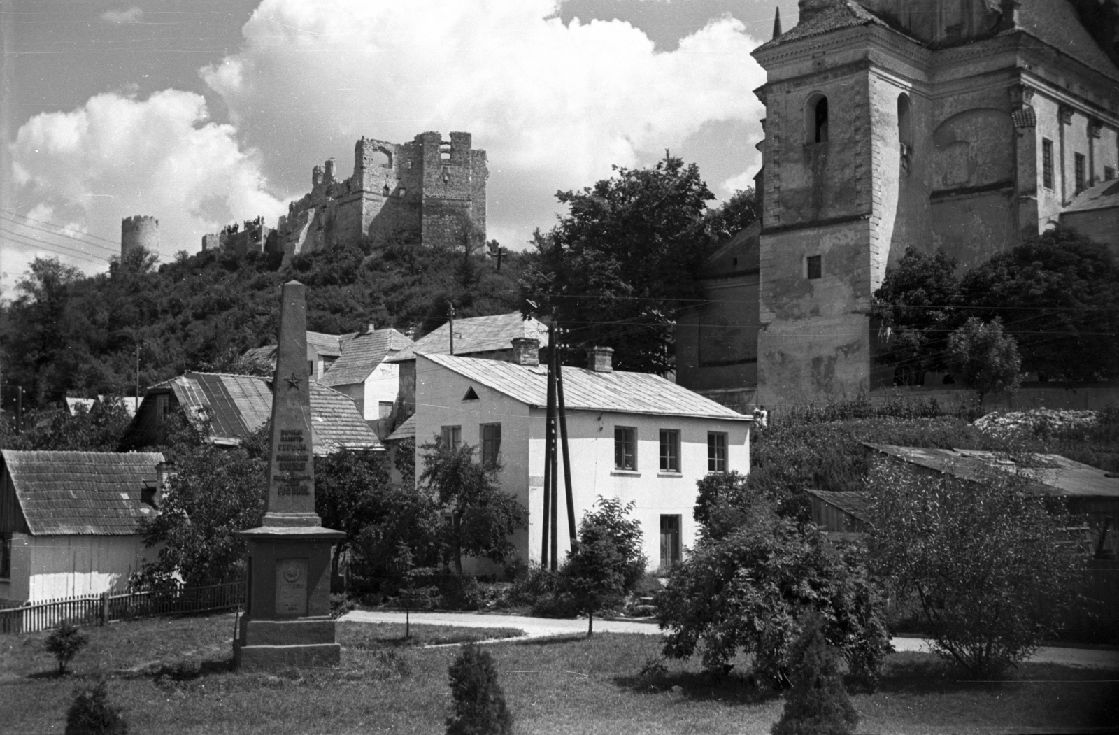 Poland, Kazimierz Dolny, látkép az ulica Podzamcze felől. Balra fent a vár romjai és az őrtorony, jobbra a Keresztelő Szent János és Szent Bertalan-templom., 1950, Bogdan Celichowski, church, Soviet memorial, Fortepan #119671