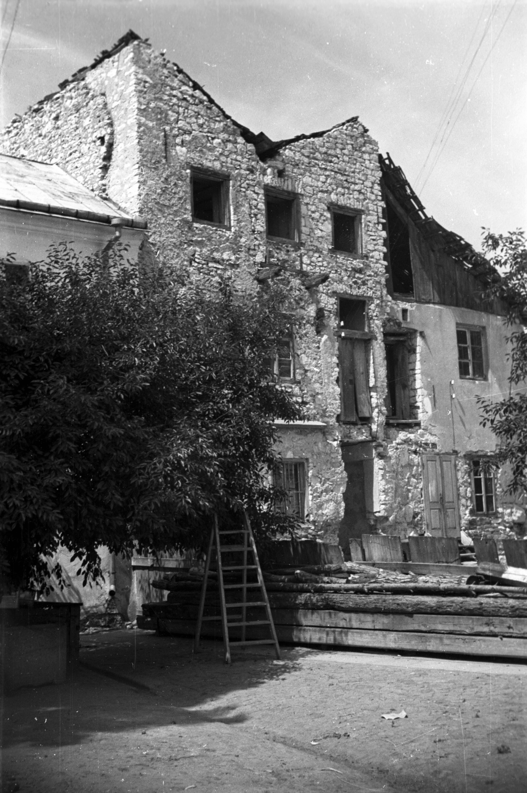 Poland, Kazimierz Dolny, szemben a Rynek 11. hátsó frontjának felújítása a Mala Rynek felől., 1950, Bogdan Celichowski, construction, renovation, Fortepan #119675