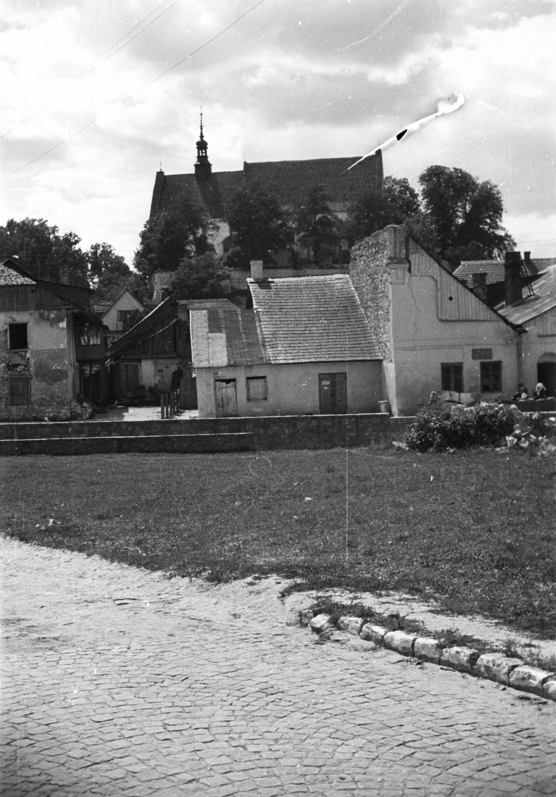 Poland, Kazimierz Dolny, látkép az ulica Podgórna felől, szemben fent a a Szűz Mária-kolostortemplom., 1950, Bogdan Celichowski, church, Fortepan #119676