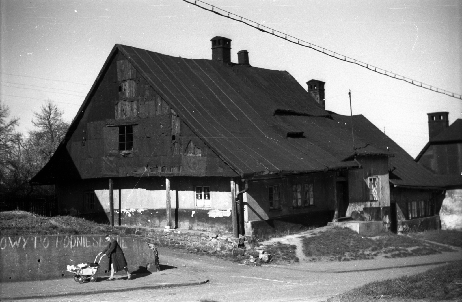 Poland, Bielsko-Biała, ulica Jana III. Sobieskiego, a 44-től 48-ig számú házak., 1949, Bogdan Celichowski, roof, baby carriage, Fortepan #119687