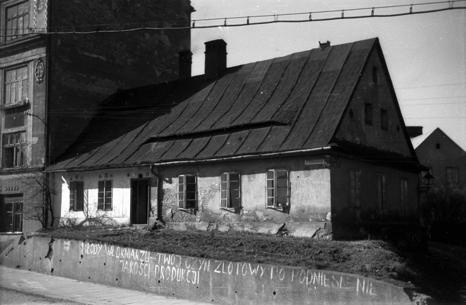 Lengyelország, Bielsko-Biała, ulica Jana III. Sobieskiego 50., 52., 1949, Bogdan Celichowski, felirat, háztető, Fortepan #119688