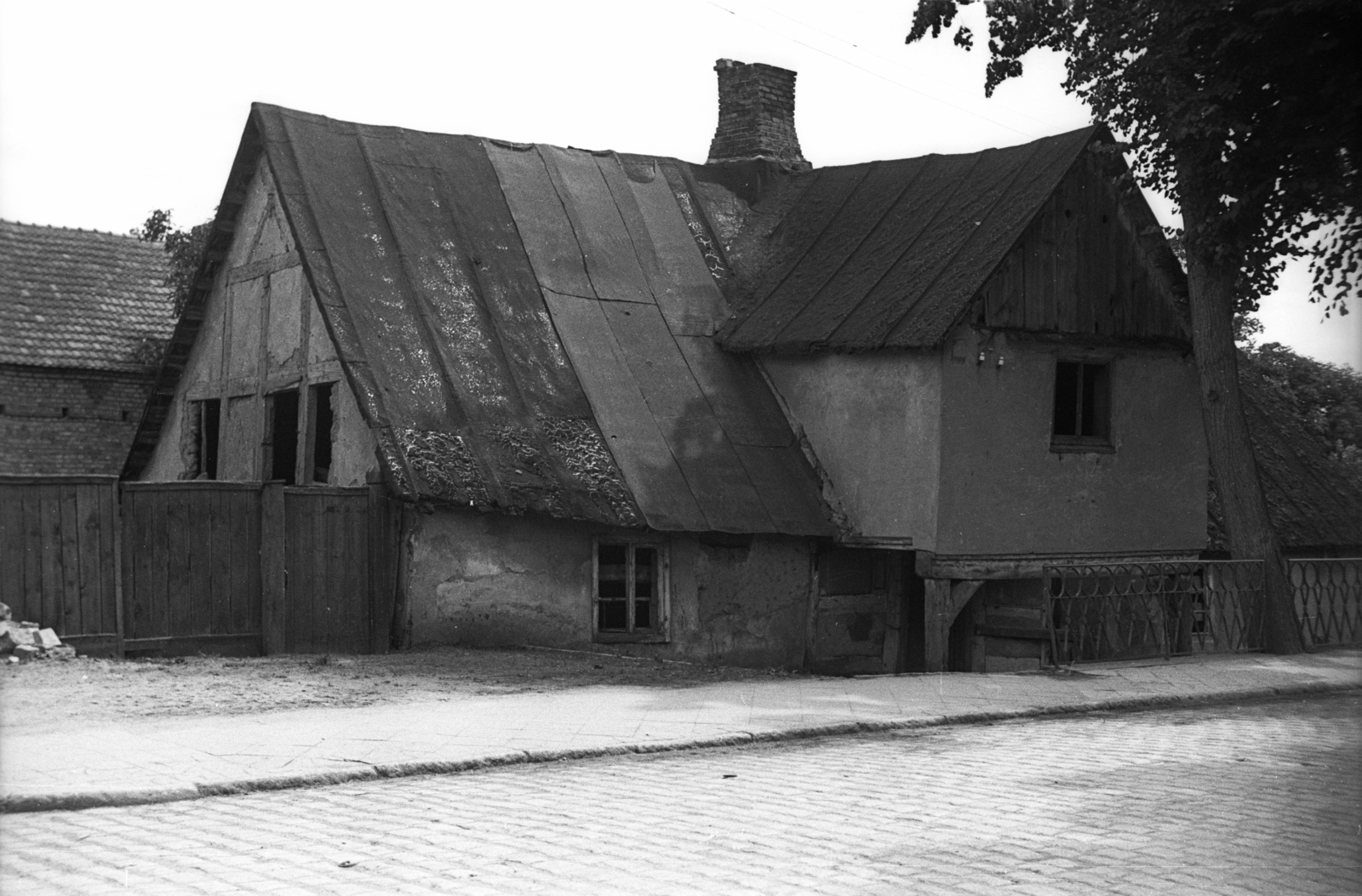 Poland, 1949, Bogdan Celichowski, house, chimney, roof, Fortepan #119690