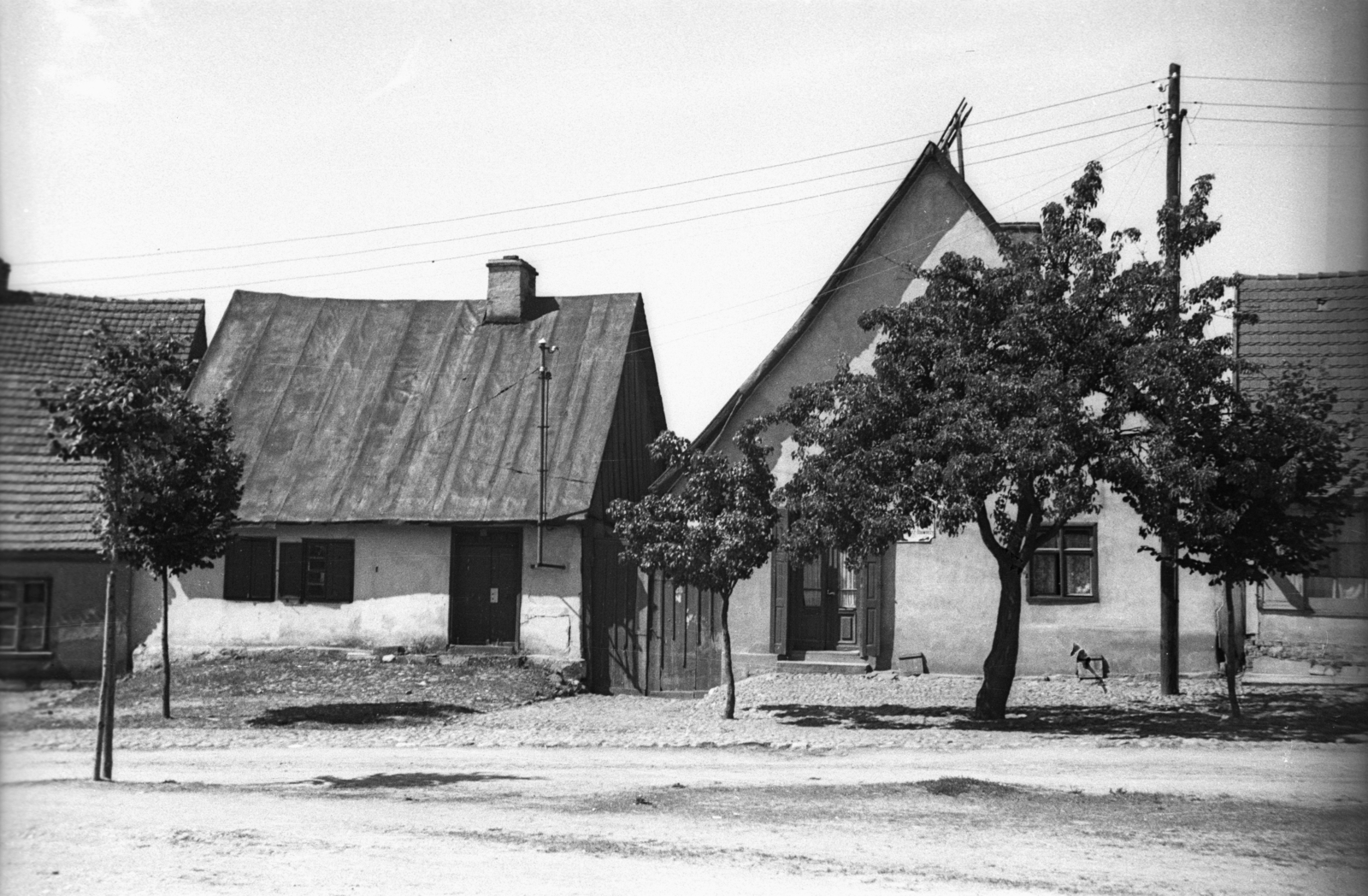 Lengyelország, 1949, Bogdan Celichowski, utcakép, lakóház, villanyoszlop, földút, Fortepan #119695