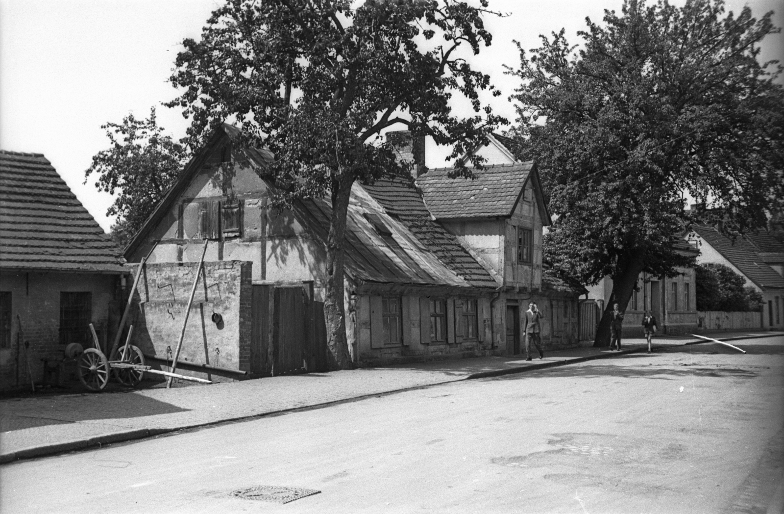 Poland, 1949, Bogdan Celichowski, street view, house, wood, cart, Fortepan #119696