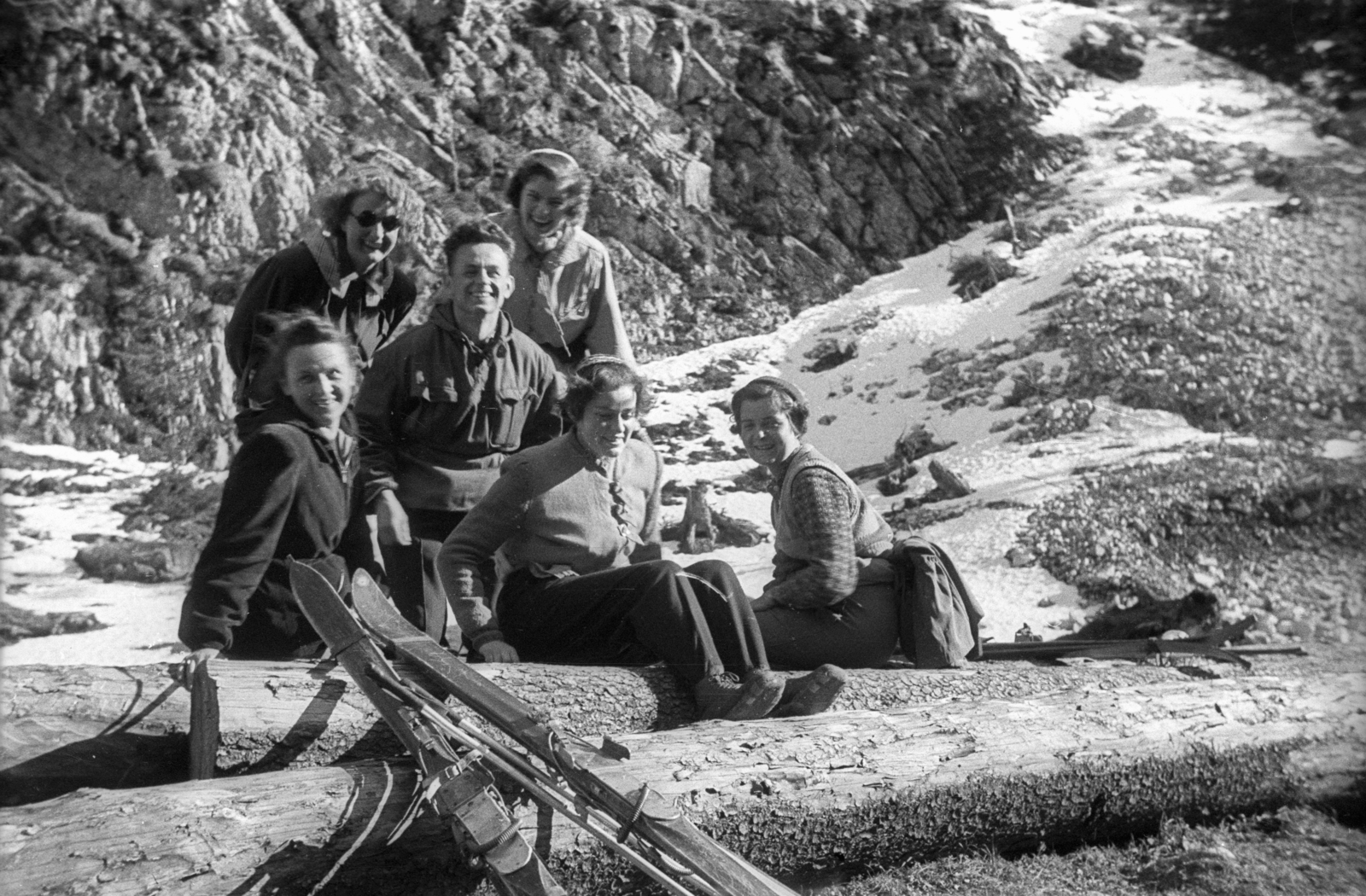 Poland, 1950, Bogdan Celichowski, tableau, excursion, skis, Fortepan #119699