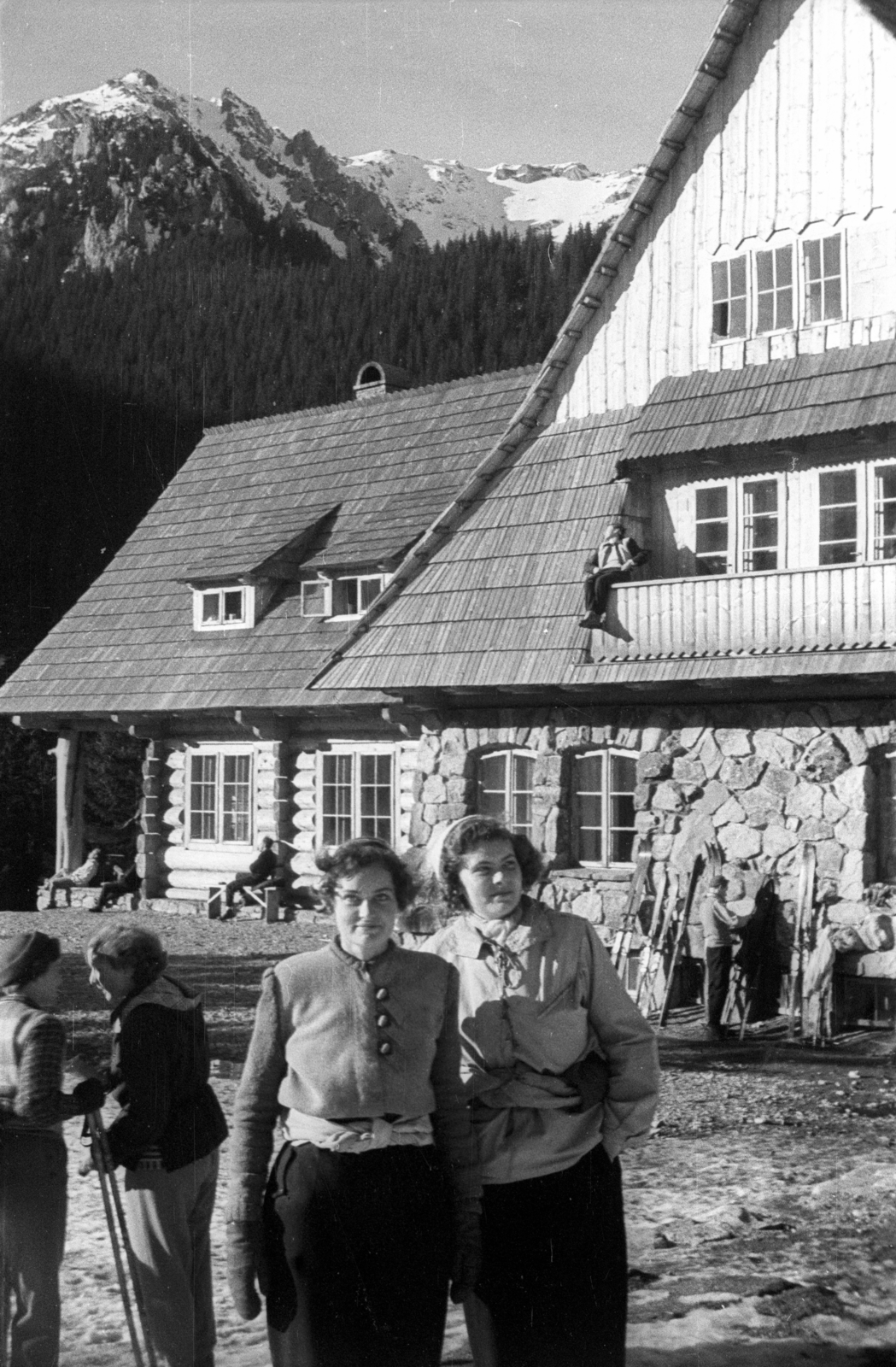 Lengyelország,Liptói-havasok, Kościelisko-völgy, a felvétel az Ornak menedékház (Schronisko na Hali Ornak) előtt készült., 1950, Bogdan Celichowski, turista, menedékház, Fortepan #119700