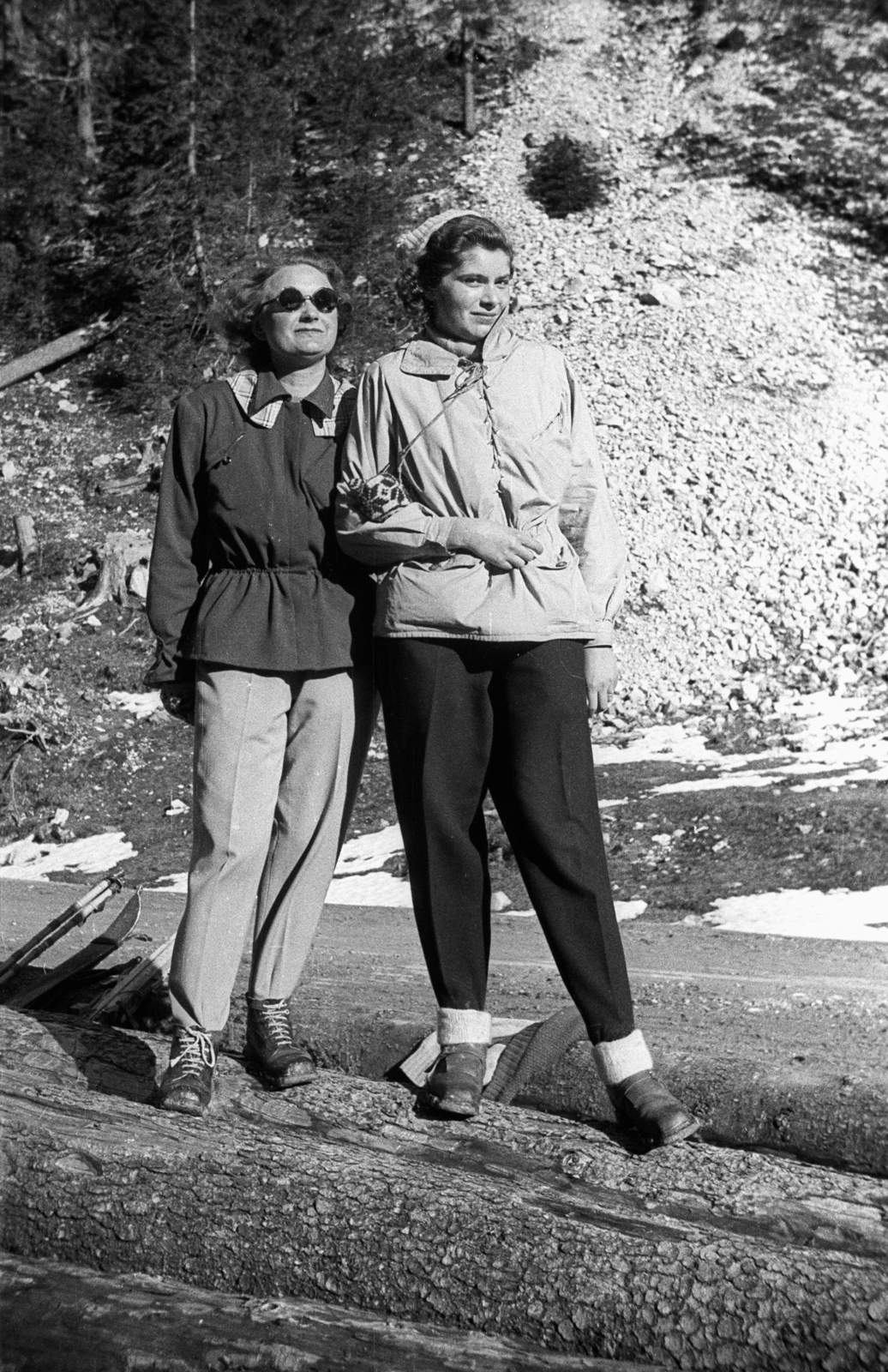 Poland, 1950, Bogdan Celichowski, shades, lady, tourist, hillside, Fortepan #119704