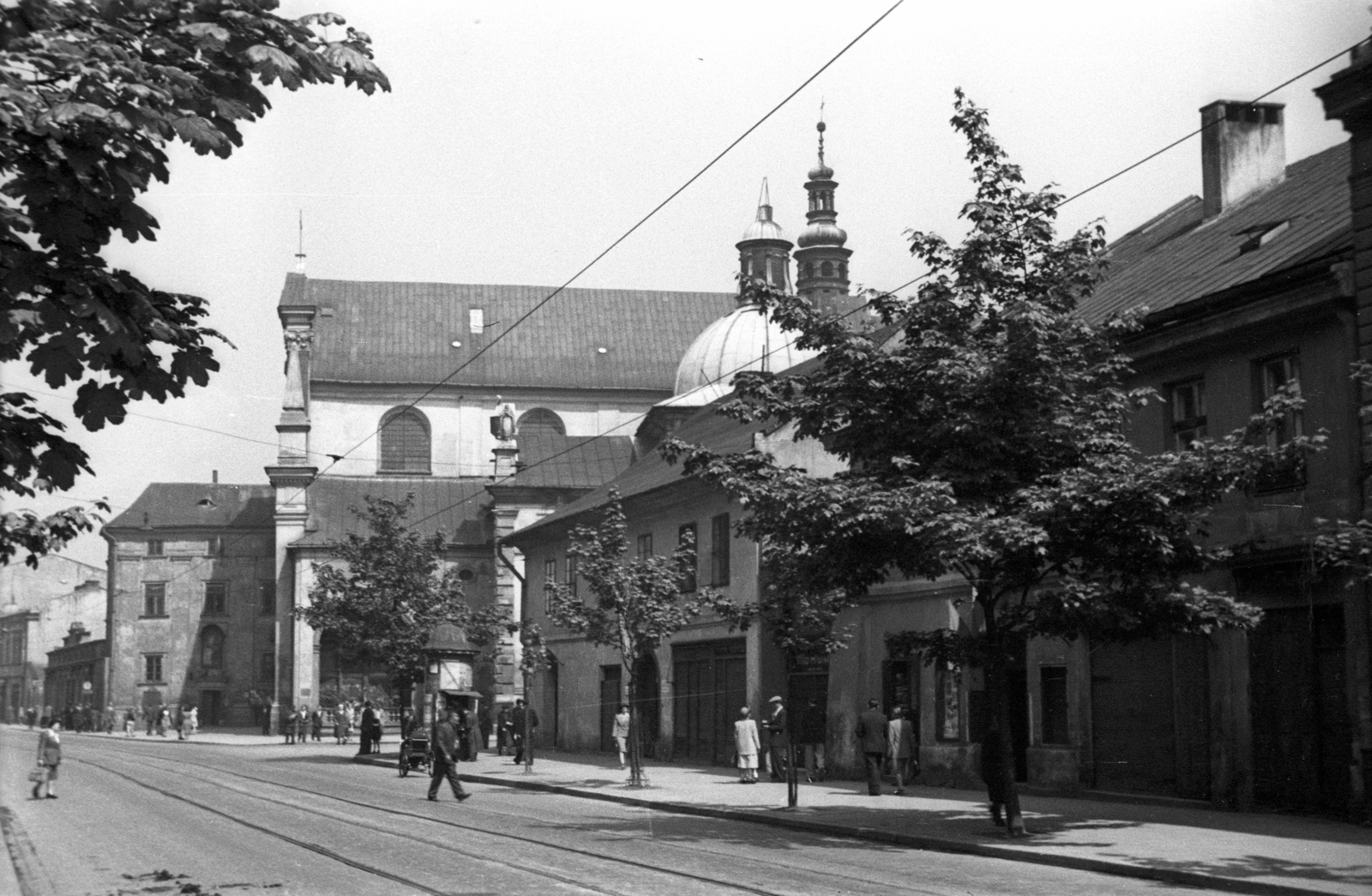 Lengyelország, Krakkó, ulica Karmelicka, Sarlós Boldogasszony templom (Kościół Nawiedzenia Najświętszej Maryi Panny), 1947, Bogdan Celichowski, templom, utcakép, Fortepan #119720