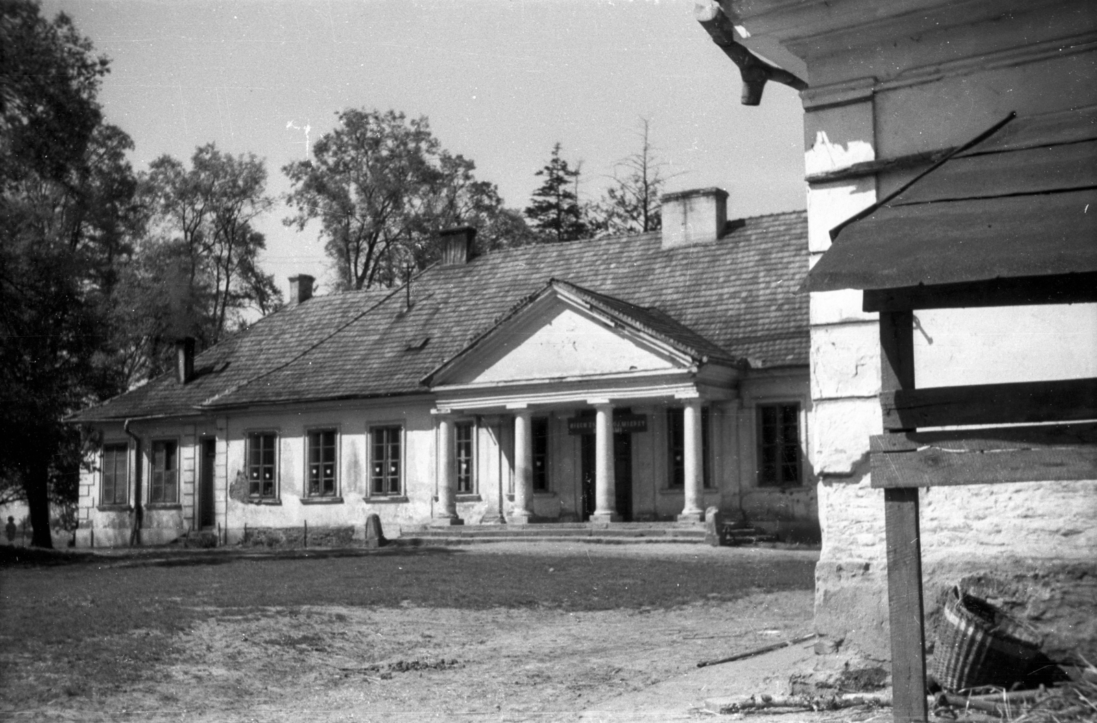 Poland, Kraków, Nowa Huta városrész, ulica Sasanek, Badenich családi kúria, a Régészeti Múzeum kiállítóhelye (Oddział Muzeum Archeologicznego)., 1947, Bogdan Celichowski, monument, building, Fortepan #119727