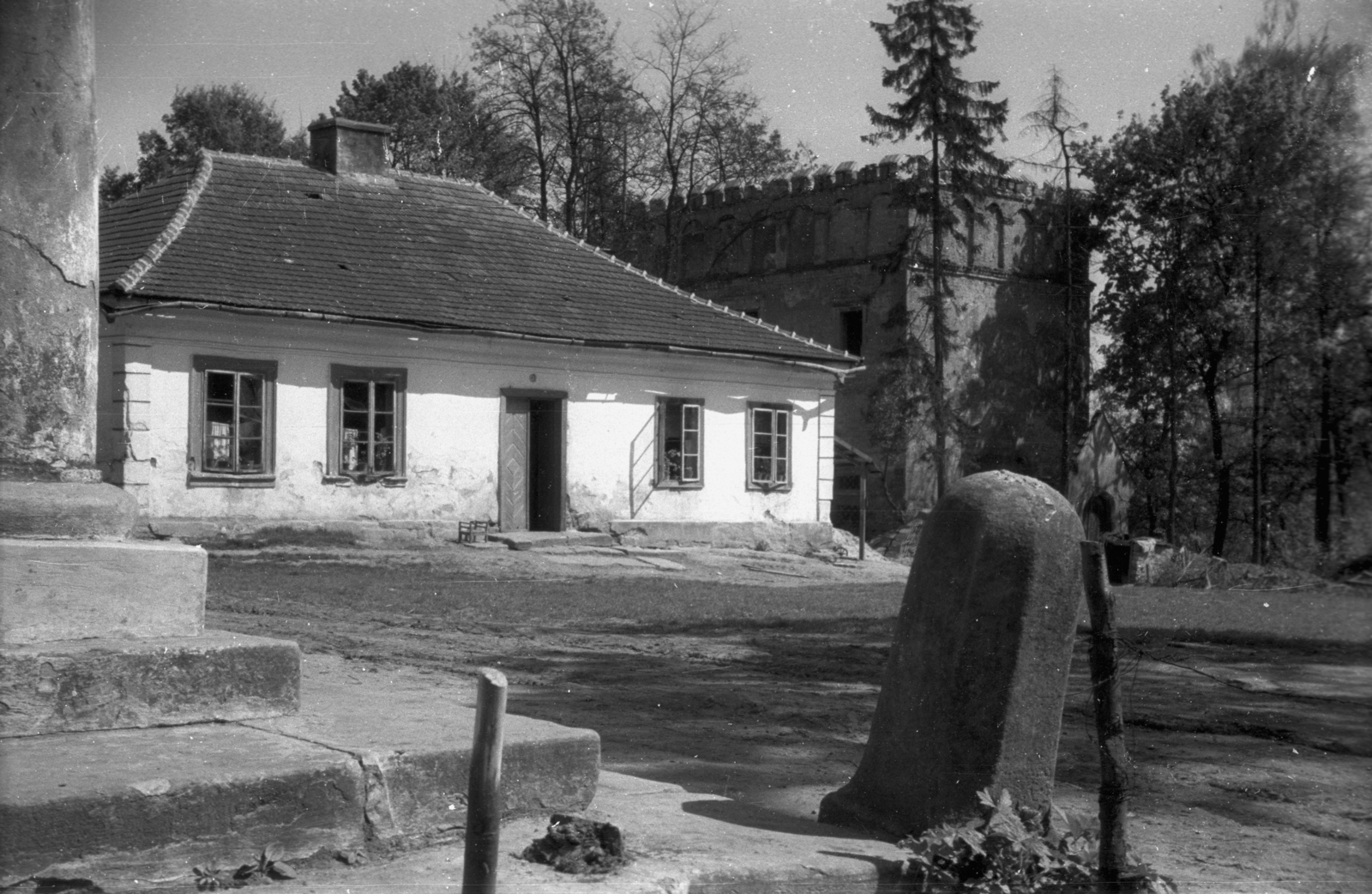 Lengyelország, Krakkó, Nowa Huta városrész, ulica Sasanek, a Badenich családi kúria, a Régészeti Múzeum kiállítóhelye (Oddział Muzeum Archeologicznego) udvara. Háttérben az erődített magtár épülete., 1947, Bogdan Celichowski, műemlék, Fortepan #119729