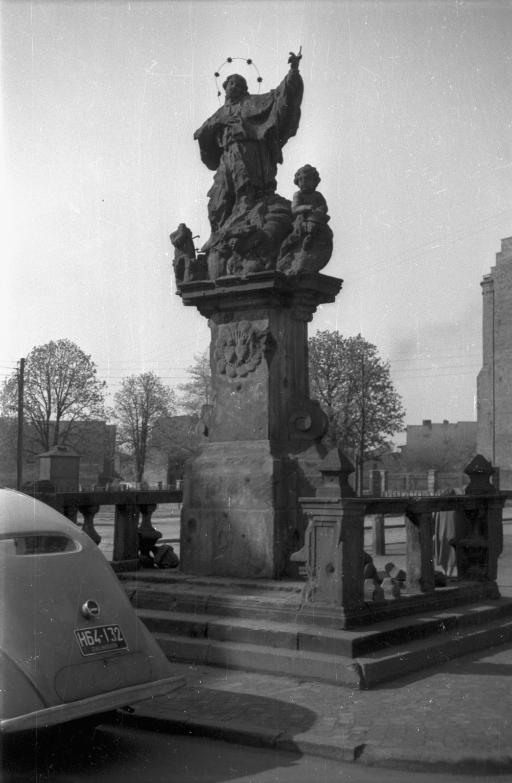 Poland, Rybnik, plac Kościelny, Nepomuki Szent János szobra (Figura św. Jana Nepomucena)., 1953, Bogdan Celichowski, railing, sculpture, Fortepan #119736