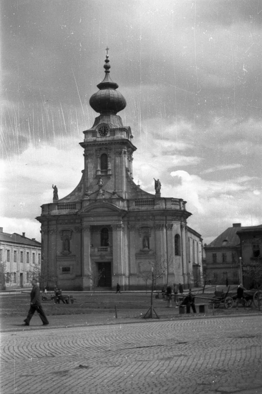 Lengyelország, Wadowice, plac Jana Pawła II (II. János Pál pápa), Szűz Mária-bazilika (Bazylika Ofiarowania Najświętszej Maryi Panny)., 1947, Bogdan Celichowski, templom, Fortepan #119737
