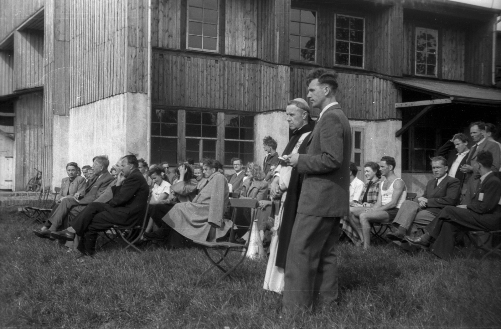 Poland, Poznań, az AZS (Akademicki Związek Sportowy) csónakháza a Warta folyó partján., 1948, Bogdan Celichowski, audience, chair, sitting, votary, Fortepan #119739