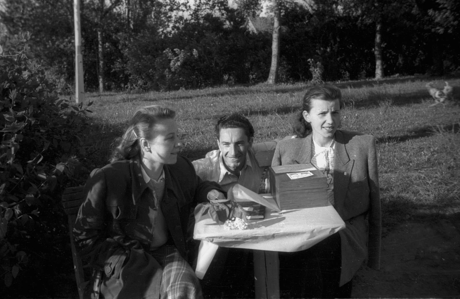 Lengyelország, 1947, Bogdan Celichowski, úriember, hölgy, ül, hárman, Fortepan #119742