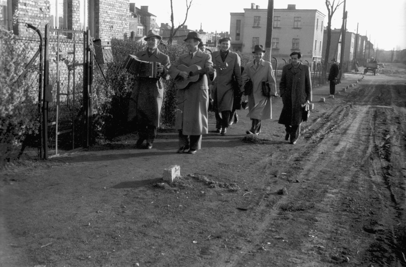 Lengyelország, 1947, Bogdan Celichowski, férfiak, földút, tangóharmonika, gitár, ballonkabát, Fortepan #119744