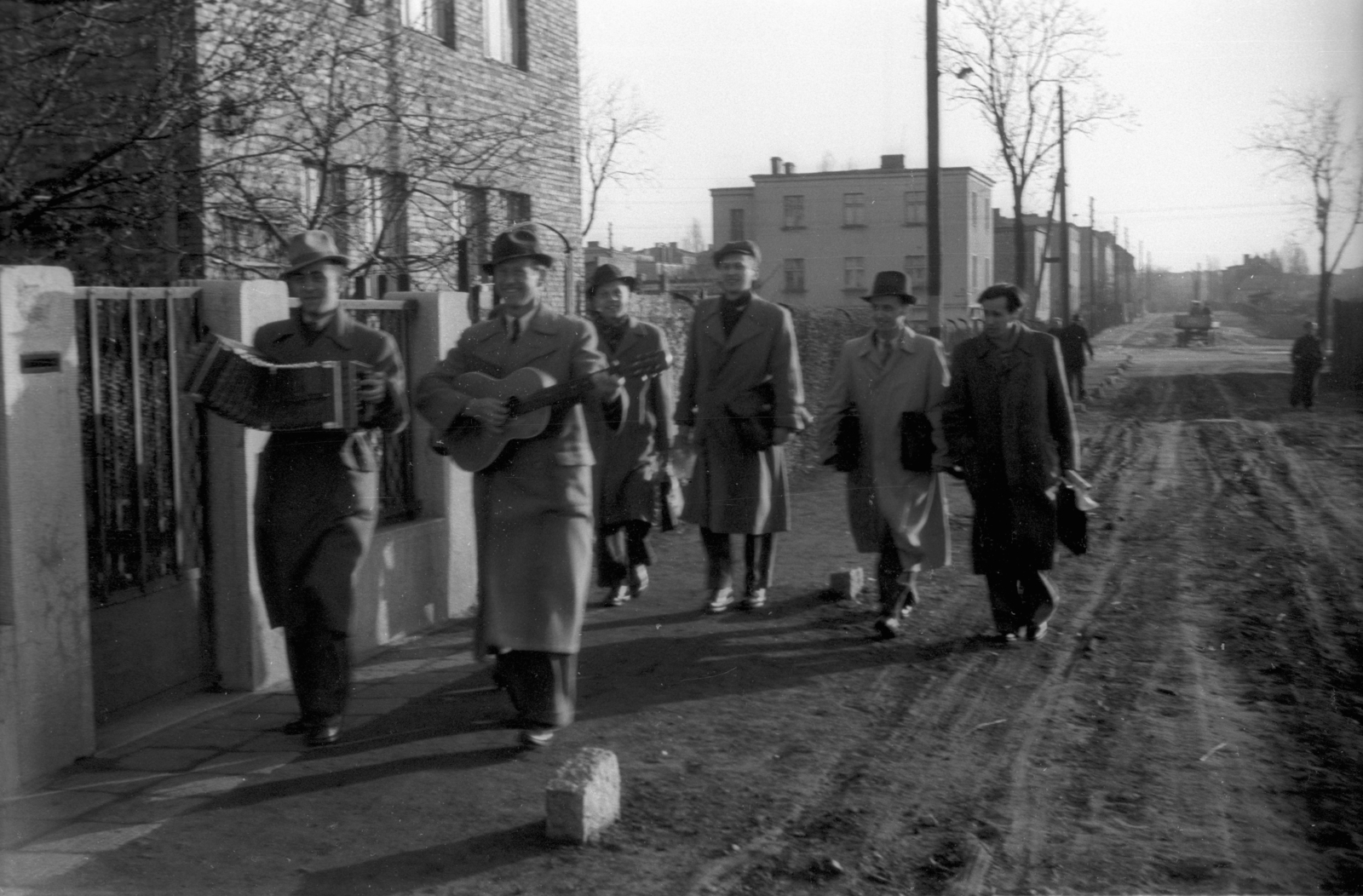Lengyelország, 1947, Bogdan Celichowski, férfiak, földút, tangóharmonika, gitár, ballonkabát, Fortepan #119745