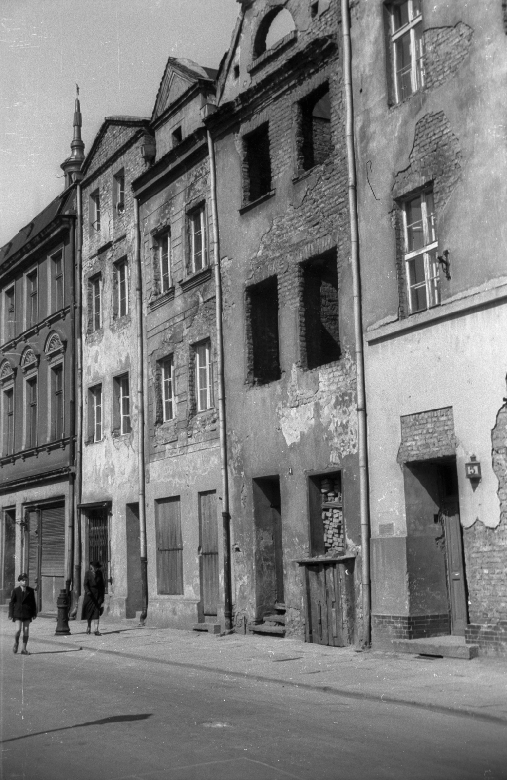 Lengyelország, Poznań, ulica Woźna, balra fenn a Városháza tornya., 1947, Bogdan Celichowski, ház, utcakép, Fortepan #119752