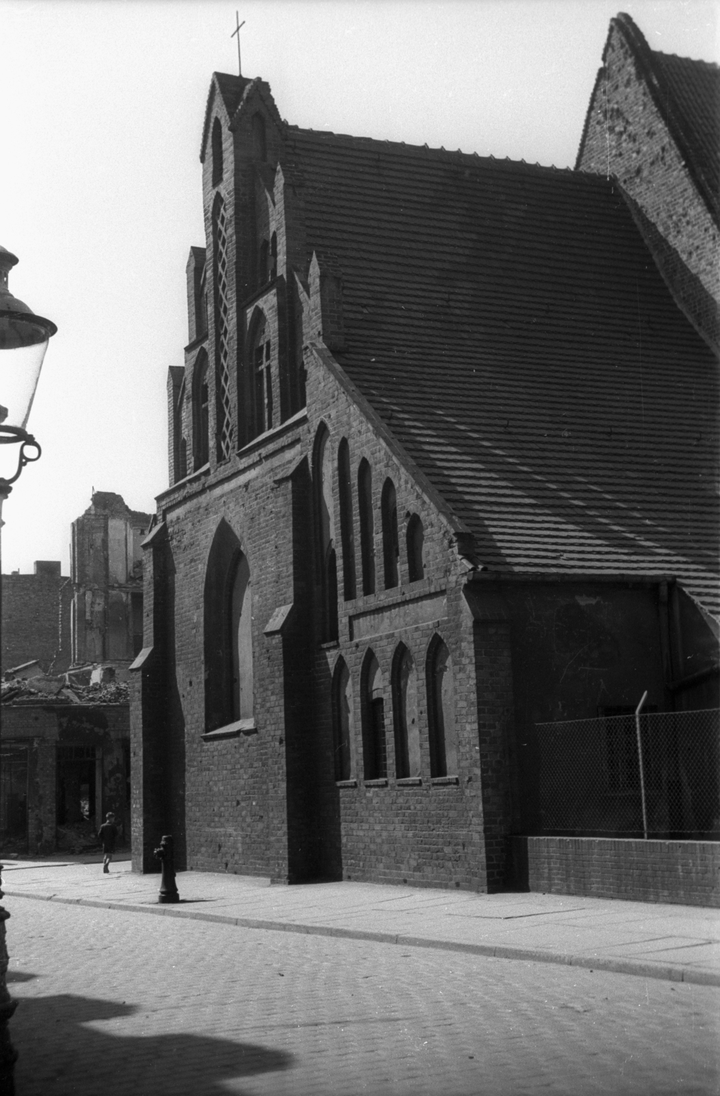 Lengyelország, Poznań, ulica Wroniecka, szemben a Szalézi templom., 1947, Bogdan Celichowski, templom, Fortepan #119755