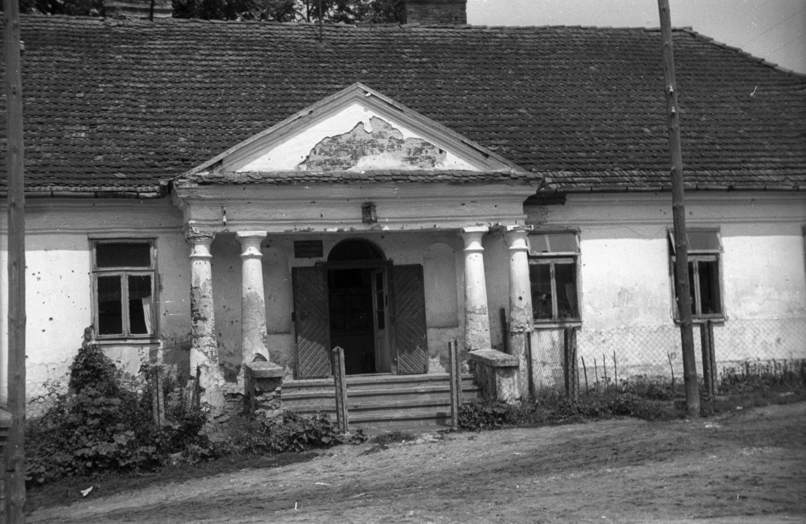 Lengyelország, 1947, Bogdan Celichowski, ház, oszlop, lépcső, timpanon, Fortepan #119758