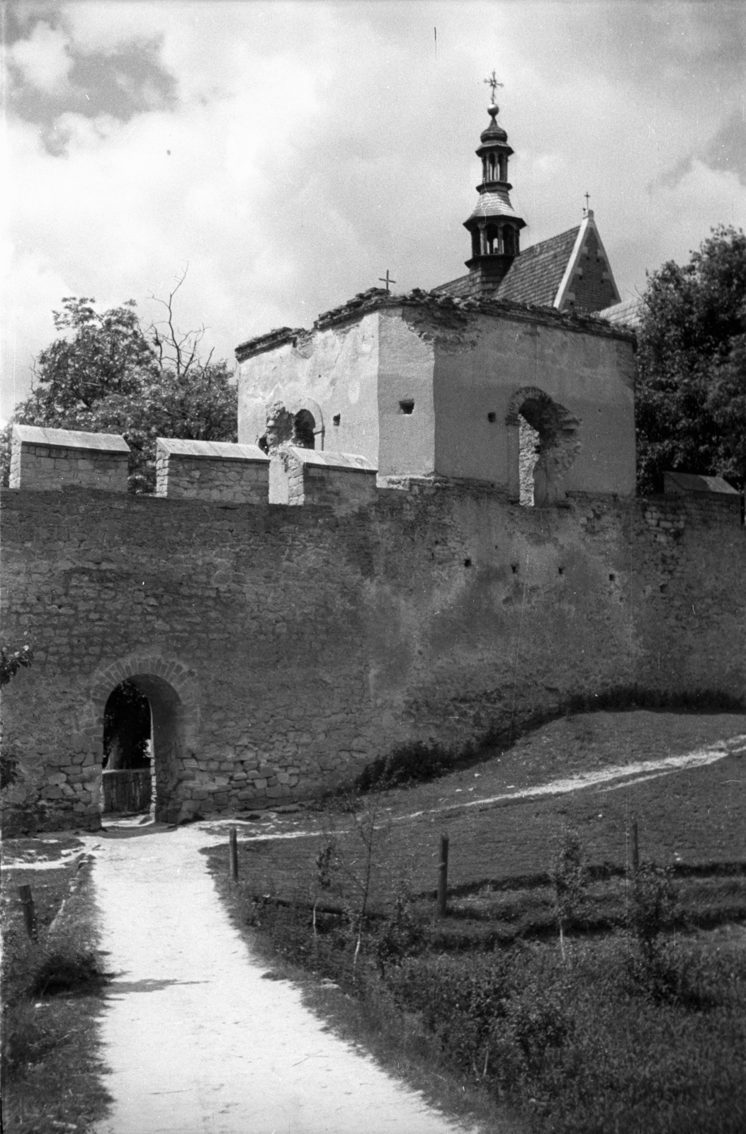 Lengyelország, Szydlów, a vár falánál a lerombolt harangtorony, háttérben a Szent László-templom (Kościół św. Władysława)., 1947, Bogdan Celichowski, templom, Fortepan #119763