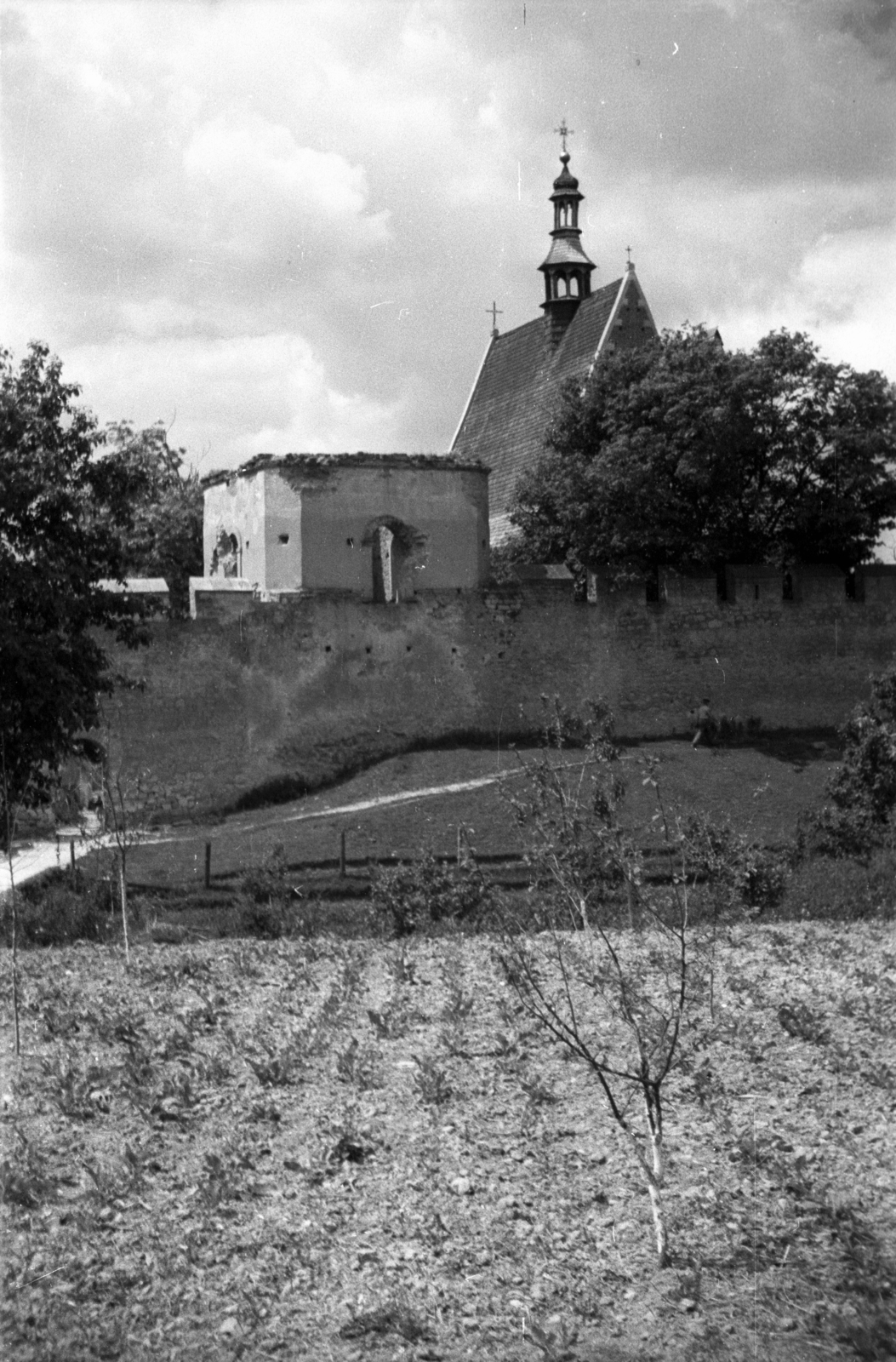 Lengyelország, Szydlów, a vár falánál a lerombolt harangtorony, háttérben a Szent László-templom (Kościół św. Władysława)., 1947, Bogdan Celichowski, templom, Fortepan #119764
