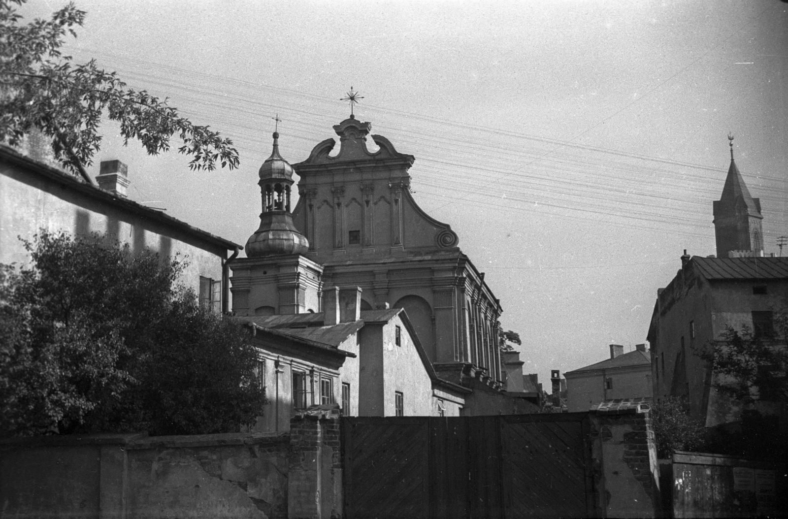 Lengyelország, Lublin, ulica Bernardyńska, Szent Péter apostol templom. Jobbra a Trinitárius torony., 1948, Bogdan Celichowski, templom, trinitáriusok, Fortepan #119766
