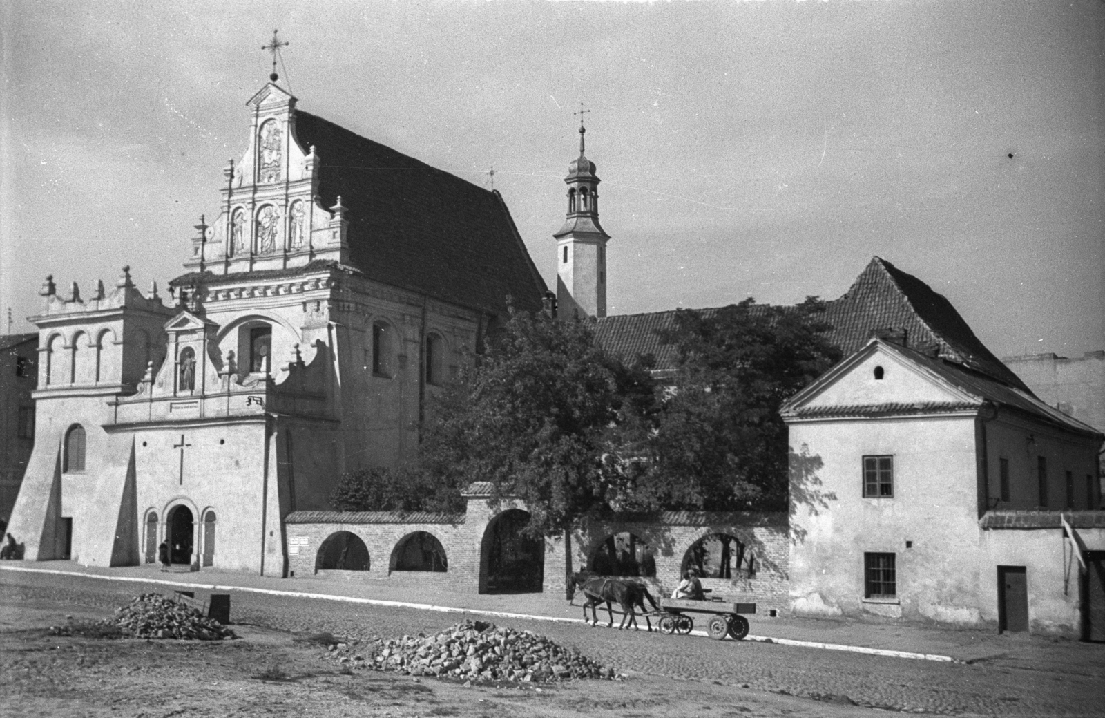 Lengyelország, Lublin, ulica Świętoduska, Szent József-templom és a Karmelita kolostor., 1948, Bogdan Celichowski, templom, lovaskocsi, Fortepan #119768