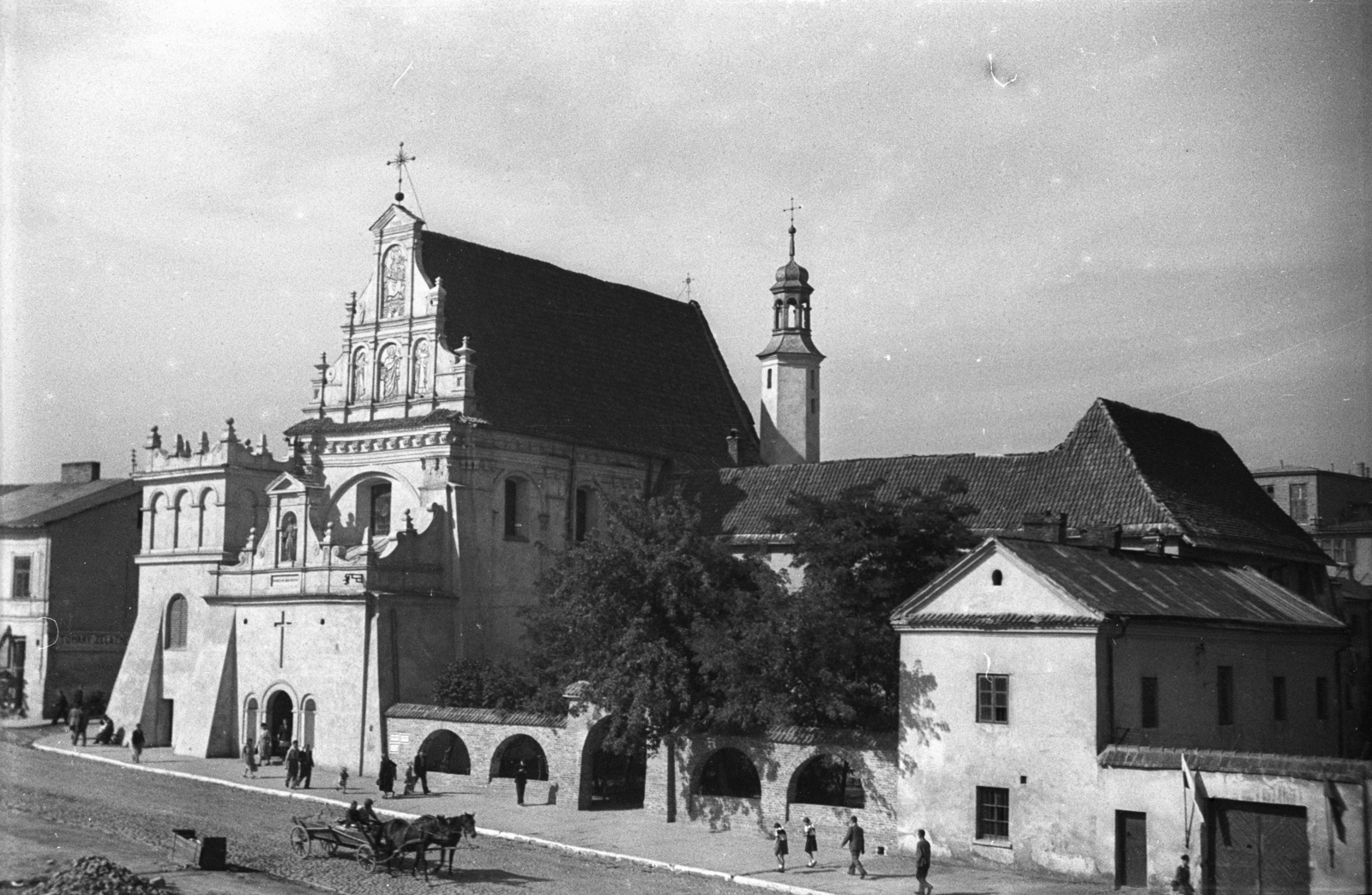 Lengyelország, Lublin, ulica Świętoduska, Szent József-templom és a Karmelita kolostor., 1948, Bogdan Celichowski, templom, járókelő, lovaskocsi, Fortepan #119770